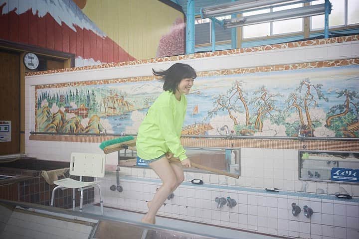 旭桃果さんのインスタグラム写真 - (旭桃果Instagram)「Photo by @yumikokakuta_  #鹿島湯 #小学生あるある  #魔女  #魔女の宅急便ごっこ   #portraitmood #japan_daytime_view #sento #sauna」5月12日 16時22分 - momokasahi