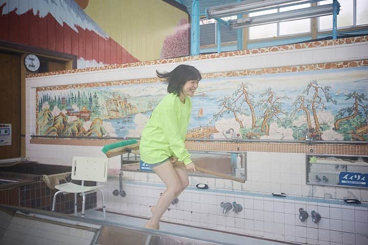 旭桃果のインスタグラム：「Photo by @yumikokakuta_  #鹿島湯 #小学生あるある  #魔女  #魔女の宅急便ごっこ   #portraitmood #japan_daytime_view #sento #sauna」
