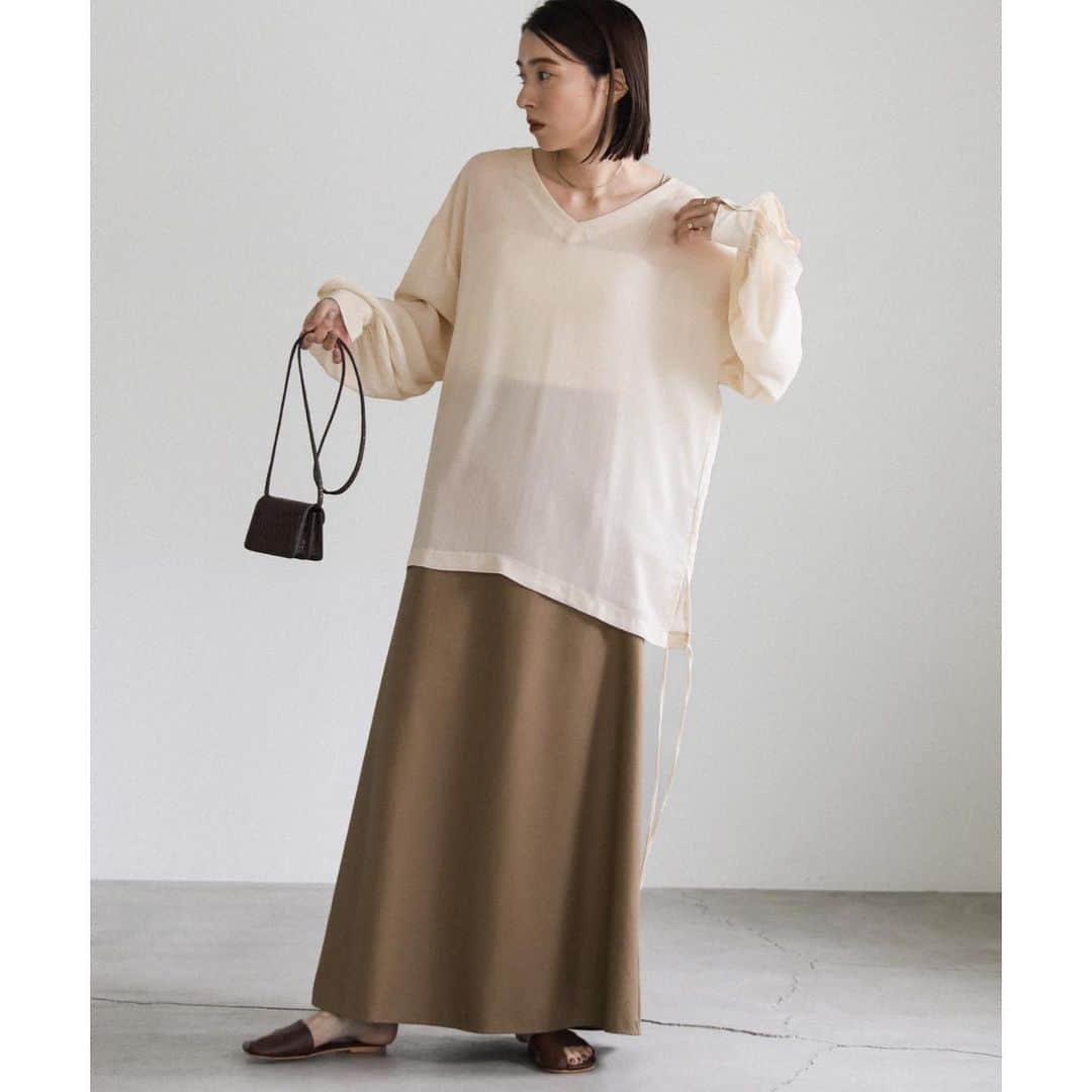 moca さんのインスタグラム写真 - (moca Instagram)「■No.30001234 オープンスリーブデザインシフォンブラウス   ・price：4,950 yen（tax in）  ・color：ivory/grayish beige/black   程よい透け感と夏でもさらっと着られる  涼し気な印象を持つブラウスの登場。  袖のボリューム感とサイドのデザインが魅力的なアイテム。  程よい深さのVネックで甘くなり過ぎず、  オケージョンアイテムとしてもオススメです。  滑らかな肌あたりで落ち感のあるシルエットもポイント。  今年らしくルーズなシルエットのパンツでラフなスタイリングやデニム合わせも◎  柔らかい素材なのでインスタイルも楽しんで頂けます。   #selectmoca」5月14日 18時00分 - selectmoca
