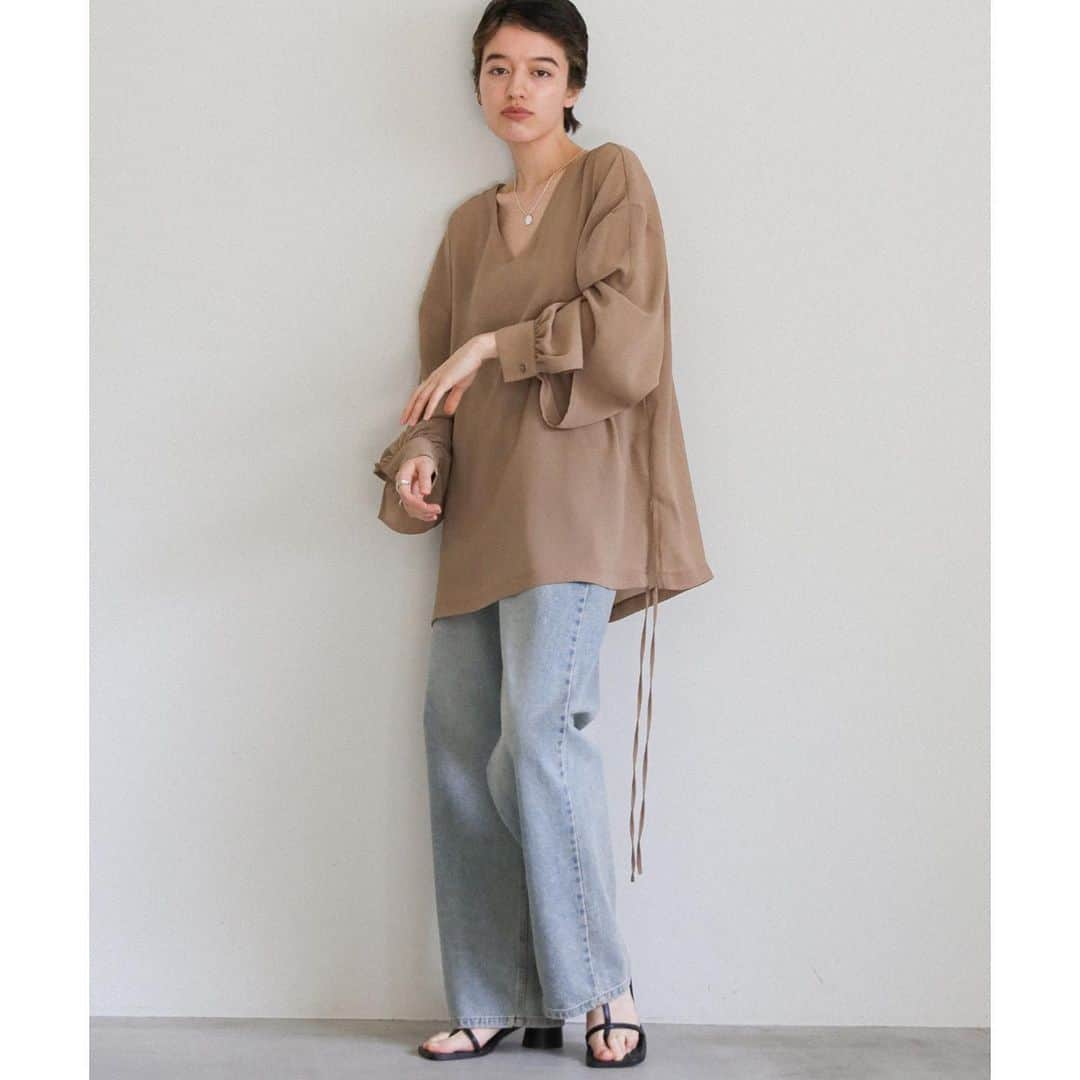 moca さんのインスタグラム写真 - (moca Instagram)「■No.30001234 オープンスリーブデザインシフォンブラウス   ・price：4,950 yen（tax in）  ・color：ivory/grayish beige/black   程よい透け感と夏でもさらっと着られる  涼し気な印象を持つブラウスの登場。  袖のボリューム感とサイドのデザインが魅力的なアイテム。  程よい深さのVネックで甘くなり過ぎず、  オケージョンアイテムとしてもオススメです。  滑らかな肌あたりで落ち感のあるシルエットもポイント。  今年らしくルーズなシルエットのパンツでラフなスタイリングやデニム合わせも◎  柔らかい素材なのでインスタイルも楽しんで頂けます。   #selectmoca」5月14日 18時00分 - selectmoca
