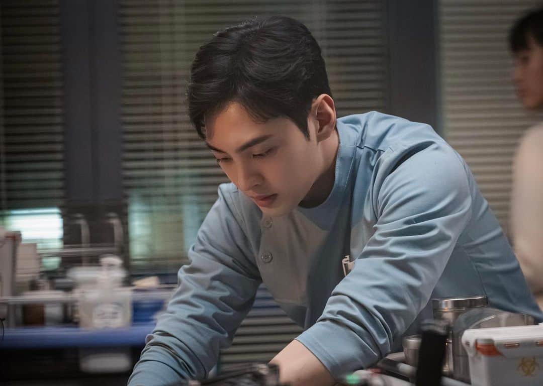 キム・ミンジェのインスタグラム：「돌담병원에서의 금요일이란…🔥  #낭만닥터김사부3」