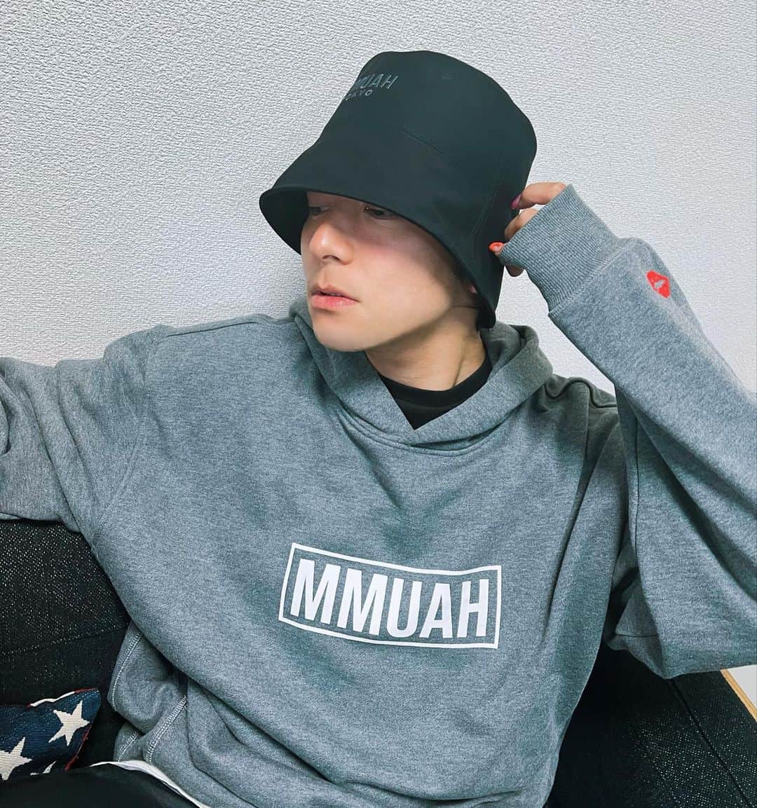 のインスタグラム：「MMUAHのセレブハットがまさかの完売😭😭 あまりにも可愛過ぎて、沢山のご要望をいただいたので運営に熱望して再販が決定しました🥹❤️  韓国でも流行ってるこの形のハットは、頭の大きさがジャストでも大きめでもスッキリ、形を綺麗に魅せてくれる優れもの❤️ 小顔効果も抜群ですっぴん隠しや、顔バレしたくない人、ちょっとコンビニに行く時にも最高👍 ロゴの「MMUAH TOKYO」は刺繍になってて高級感もあって、これからの日差しの強い季節に重宝しそう🫶  サイズ 頭周り約59cm  是非チェックしてね💋  @_mmuah_   #MMUAH #HIDEKiSM  #ヒデキズム」