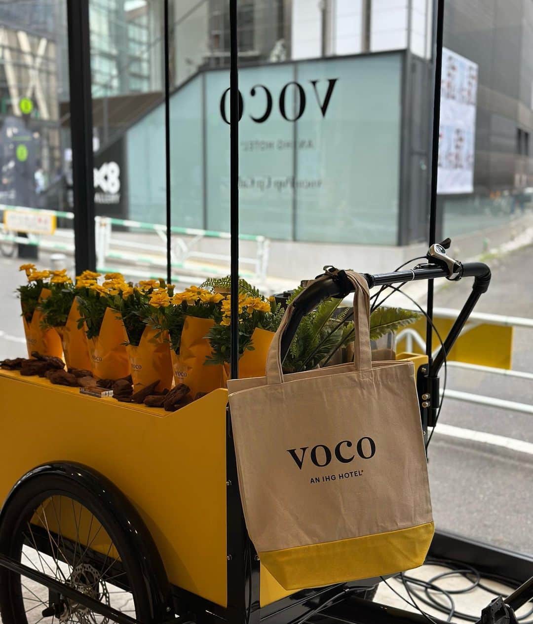 悠衣さんのインスタグラム写真 - (悠衣Instagram)「⁡ IHG ホテルズ&リゾーツから、プレミアムホテルブランド voco が 5 月 30 日に大阪に日本初上陸します💛 ⁡ ⁡ ⁡ ラテン語で「招待する」「呼び集める」を意味するvoco という名称の通り 歓迎がフレンドリーであたたかい雰囲気でした。 ⁡ ⁡ ⁡ サステナブルにも力を入れているそうで、 アメニティも竹製のものを使っていたり カードキーも木製の物を利用。 その他にも 古民家の材木などを再利用し おしゃれな空間の中にもどこか懐かしさも感じる落ち着く空間になっていたりします。 ⁡ ⁡ ⁡ 上質でありながらも環境配慮も両立させた 素晴らしいホテルで 大阪に行った際にはぜひ訪れたいと思いました。 ⁡ ⁡ ⁡ ⁡ ポップアップ限定 voco オレンジコーヒーがとてもおいしかった☕️ 🚲を漕いだ力で発電して オレンジをミキサーで撹拌して提供していただきました🚲🍊 漕いだのは私。大勢の前で楽しそうに漕いでる。笑 何杯でも飲みたいくらい美味しかったです。 @voco_osaka_central @vocohotels  ⁡ #voco #ad #vocohotels #vocoポップアップカフェ #IHGhotelsresorts #IHG #ExperienceIHG ⁡」5月12日 16時27分 - yu1_1987