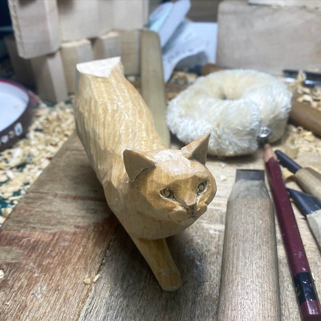 yamanekoのインスタグラム：「①シッポはどうされますか？ ②うーーん ③ピンッて立ててちょーだい  #ねこ#ねこ部 #ねこすたぐらむ #猫彫刻#木彫り猫#彫刻#バンナイリョウジ #有隣堂アトレ恵比寿店 #シッポピン #cat#catsofinstagram #catstagram #catsculpture #catcarving #woodworking#woodcarving #woodsculpture #ryojibannai」