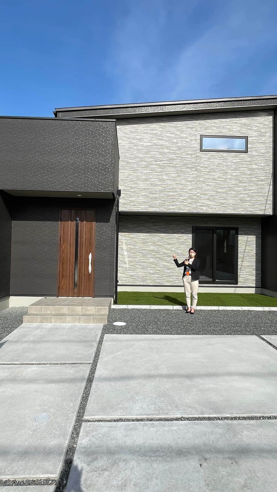 homelife 夢を叶える暮らし方のインスタグラム：「【亀岡店】住宅地に建つホテルライクな分譲住宅  八幡市の住宅地に建つホテルライクなおうちです！  分譲住宅なのに注文住宅と同じ仕様で、 一棟ずつ設計士さんがデザインしているので、オシャレ度💯  アクセントクロスやクッションフロア、照明まで 細部にこだわった分譲住宅をぜひご覧ください🏠✨  皆様のいいね❤️コメント💭が励みになります☺️ インスタの仕様変更に伴い、フォローしていただいていても届きにくい可能性があるようです😢 通知設定をしていただけると嬉しいです🔔  こちらのお家はアーキホームライフのお施主様邸の施工写真です🌟 その他の施工写真は、 @archihome_official のからご覧いただけます🏠 ＿＿＿＿＿＿＿＿＿＿＿＿＿＿＿ " #世界一あなたらしい住まいを " 「すべての人に最高の住まいを届けたい」 デザイン、品質、価格、どれも妥協しない家づくりを追求しています。 アーキホームライフは大阪・京都・兵庫・奈良・和歌山（一部）・福井（一部）で家づくりをしている会社です🏘 ＿＿＿＿＿＿＿＿＿＿＿＿＿＿＿ ☆グッドデザイン賞2020 ☆ハウスオブザイヤーインエナジー2021 ☆SUUMO関西工務店ランキング1位 ＿＿＿＿＿＿＿＿＿＿＿＿＿＿＿ .  #アーキホームライフ #吹き抜け #吹き抜けリビング #シンプルモダン #新築 #注文住宅 #家づくり #新築一戸建て建築中 #新居 #自由設計 #空間デザイン #戸建て #おしゃれな家 #関西ナンバーワンの住宅メーカー」