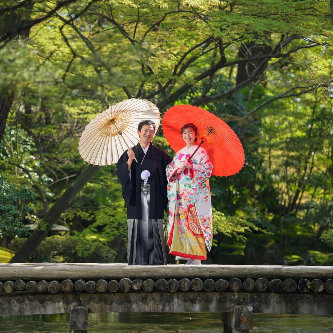 アート工房さんのインスタグラム写真 - (アート工房Instagram)「兼六園 。 。 #石川 #金沢 #kanazawa #金沢前撮り #富山前撮り #福井前撮り #ブライダルフォト #ウェディングフォト #ブライダル #ウェディング #ウェディングドレス #wedding #weddingdress #weddingphotography #weddingphoto #bridal #bridalphotography #兼六園 #ひがし茶屋街 #結婚準備 #結婚 #結婚式準備 #結婚式 #和装 #白無垢 #色打掛 #前撮り #後撮り #フォトジェニック」5月12日 16時30分 - artcoubouart