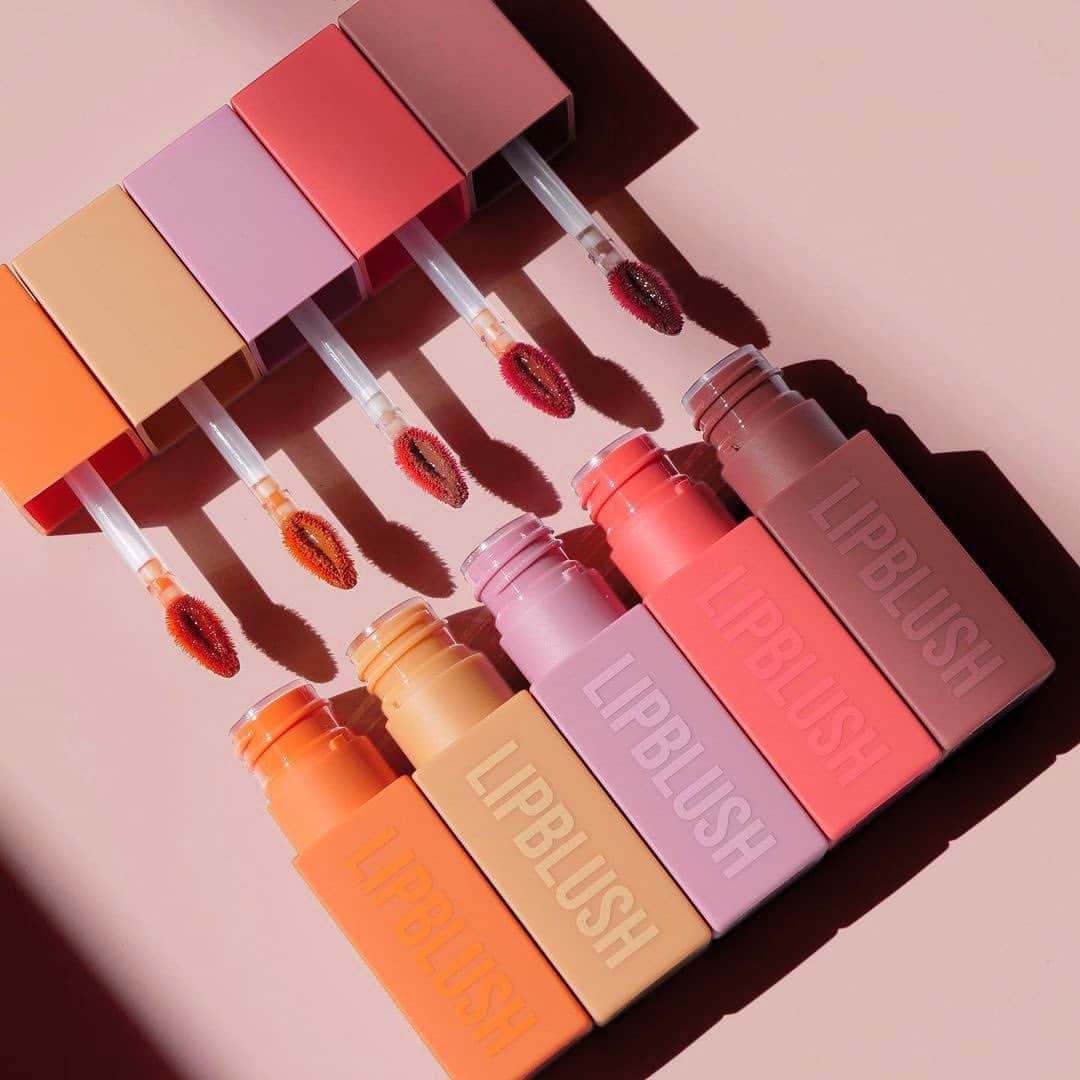 Huda Kattanさんのインスタグラム写真 - (Huda KattanInstagram)「She's hydrating, comfy & she stays on ALL DAY! Which shade are you picking? ⠀⠀⠀⠀⠀⠀⠀⠀⠀ 🫦 Peachy Kiss 🫦 Apricot Kiss 🫦 Coral Kiss 🫦 Rosy Kiss 🫦 Berry Kiss ⠀⠀⠀⠀⠀⠀⠀⠀⠀ 📸: @makeup2themaxx」5月12日 16時41分 - hudabeauty
