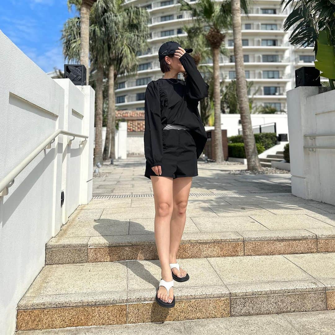yukoさんのインスタグラム写真 - (yukoInstagram)「沖縄へ来ました✈︎  今回はホテルでのんびり。 ホテルへ着くなりプールへ直行し永遠と遊んでます😂 ラッシュガードは全種類持ってきたから、水際ファッションを楽しも〜🤭💓  #ラッシュガード #水際ウェア #アクティブウェア #キャップコーデ #沖縄旅行 #家族旅行 #大人カジュアル #きれいめカジュアル #30代ファッション#40代ファッション#アラフォー」5月12日 16時41分 - sa_youu