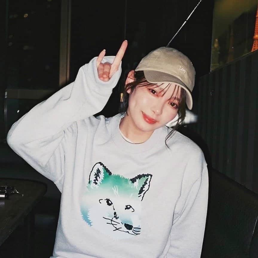 竹本萌瑛子のインスタグラム：「コン  大好きなキツネと大好きな青なので大好き  #maisonkitsune #kitsune #🦊🩵 #キツネスウェット #メゾンキツネ #小指ばり短い」