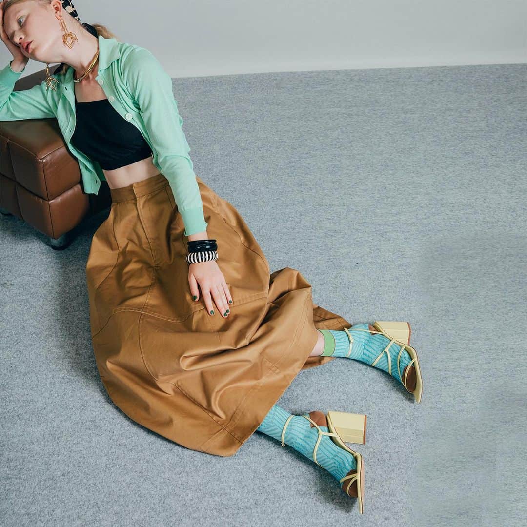 アンドゥミさんのインスタグラム写真 - (アンドゥミInstagram)「サンダルやスニーカーなどレッグウエアのお洒落を楽しむ季節、アンドゥミの春夏レッグウエアはシースルーやTABIソックス、幾何柄の手の込んだフロート編など、カラフルで個性的なアイテムを展開しています。  中目黒アンドゥミショップではラメなど人気の定番もご用意、服に合わせたレッグウエアのコーディネート提案も行っています。   またオンラインでは《1/2 Un-Demi Online shop》のほか、amazonでも《1/2 Un-Demi ストア》にでご購入いただけます。遠方の方もこの機会に是非ご利用くださいませ。    #undemi #deuxplusundemi #mihokosaito #アンドゥミ #アンドゥミレッグウエア #legwear #undemilegwear #socks #シースルーソックス #ストライプソックス #ギンガムソックス #フロート編みソックス #幾何柄ソックス #アニマルソックス #ドットソックス #ソックスコーデ #春夏ソックス #ソックスマニア #足元倶楽部 #お洒落さんと繋がりたい」5月12日 16時52分 - undemishop