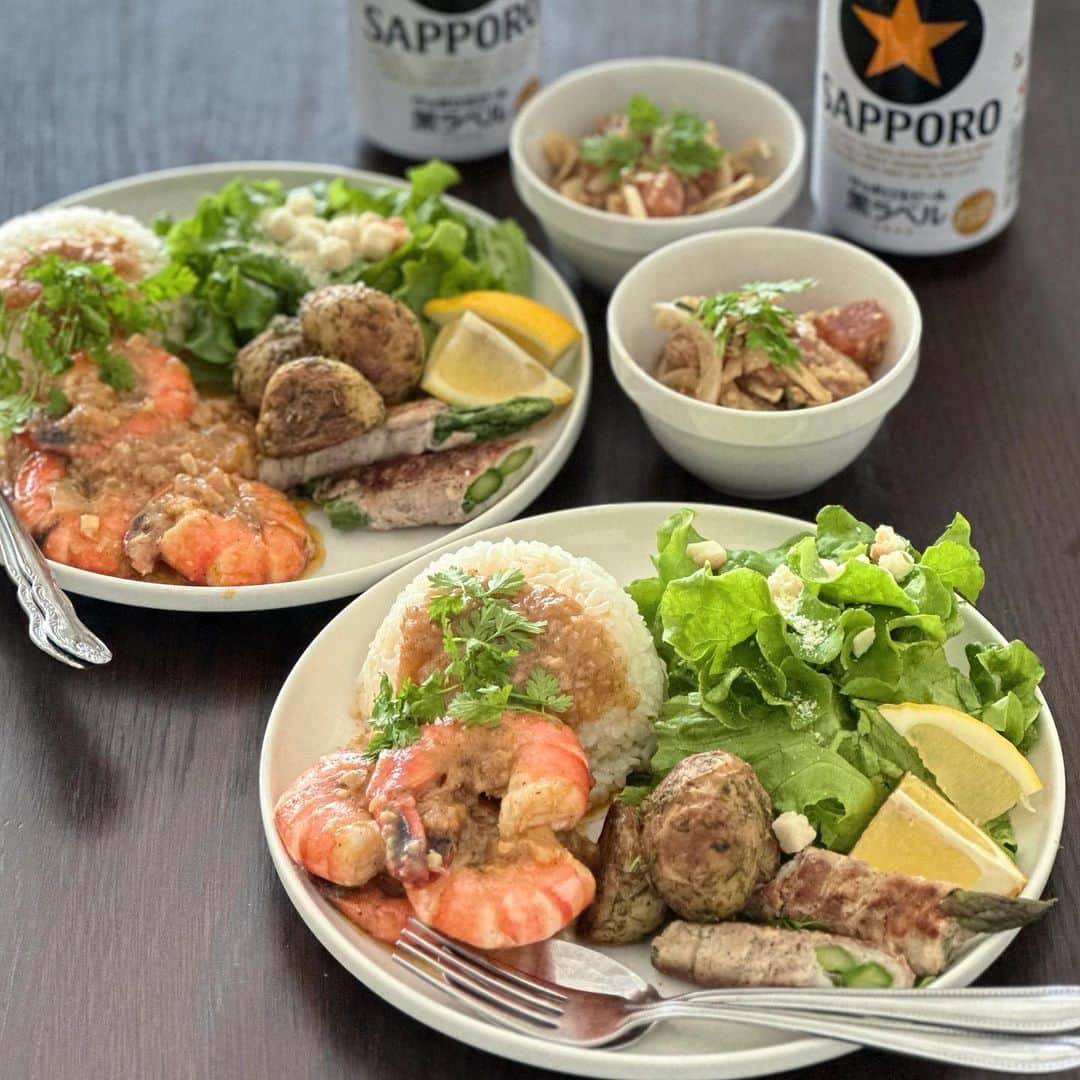 のインスタグラム：「本日のランチ 2023.05.12  ガーリックシュリンプ 新じゃがバター青のりコンソメ アスパラ肉巻き アヒポキ  今日はカネゴンちに遊びに来ました。 この間作ったガーリックシュリンプがたべたそうだったので、またまた作成🦐 あとはマグロでアヒポキも。 ハワイアン気分でランチ出来て良かった😋 前に来た時食器が全然なかったんだけど。今日来たら増えてて感動した🤣🤣 これからは紙皿持参しなくてよさそうです👍」
