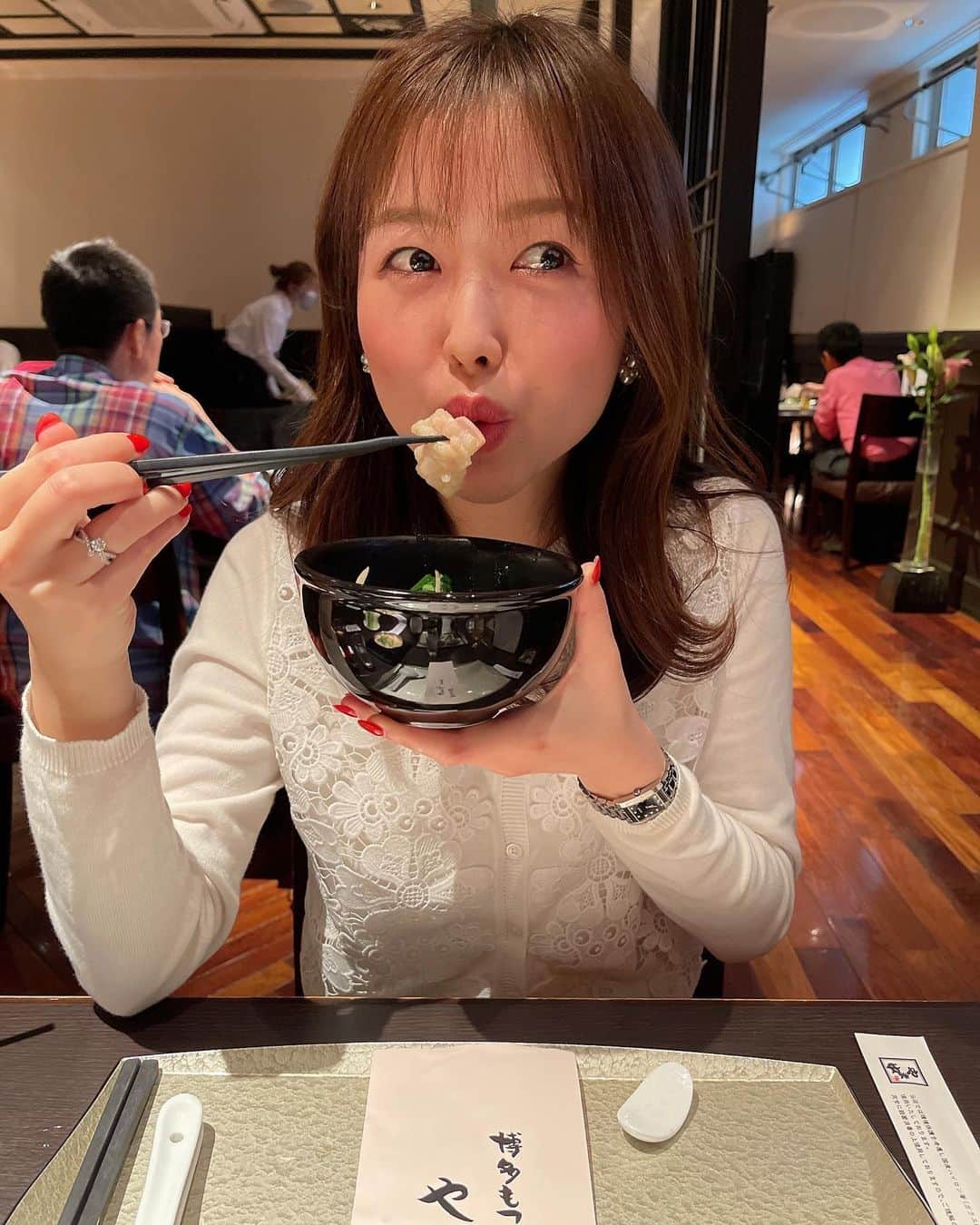 加藤響子のインスタグラム：「爆食いした🤤🐷 やま中のもつ鍋。 味噌味にはじめて挑戦！ くうううううう、たまりません🥹🥹🥹 博多に行ったらぜったいに食べたいもつ鍋です。 博多美人を横目に堪能しました🙏」