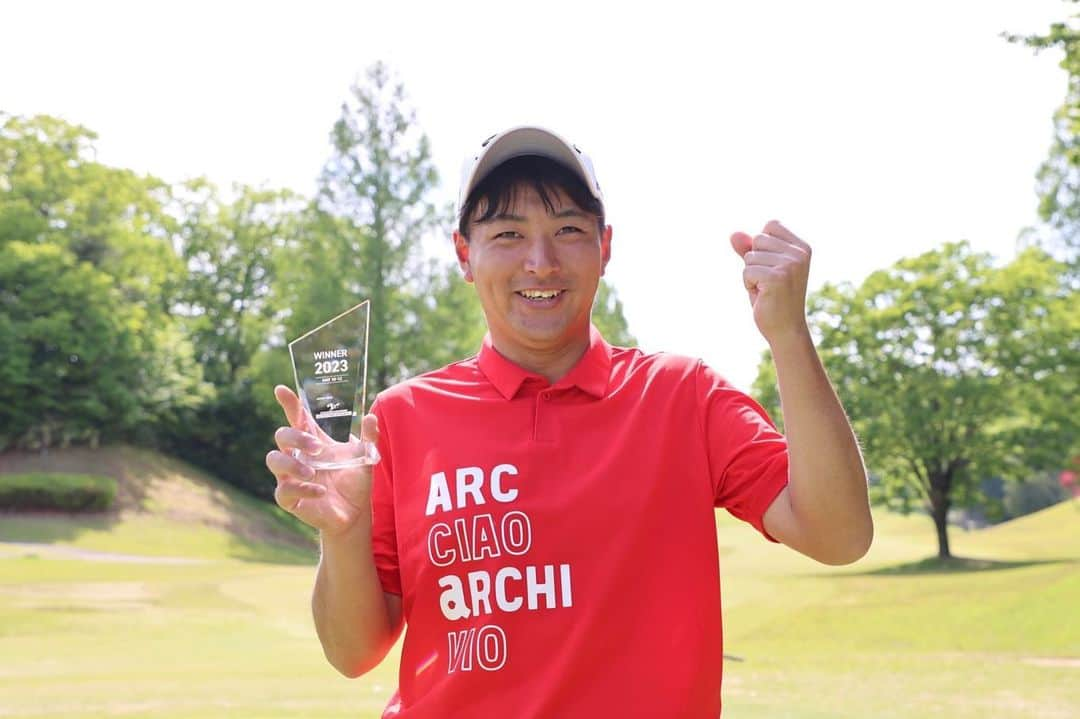  JGTO 男子プロゴルフツアーさんのインスタグラム写真 - ( JGTO 男子プロゴルフツアーInstagram)「『JAPAN PLAYERS CHAMPIONSHIP CHALLENGE in FUKUI』最終ラウンドは、単独トップでスタートした鈴木晃祐（すずき・こうすけ）が通算9アンダーで逃げ切り、今季2勝目！🏆🏆 先月の「i Golf Shaper Challenge in 筑紫ヶ丘」の初優勝から続けて2試合連続優勝を果たしました！😆👏🏻👏🏻👏🏻  「今シーズンが始まる前は、まさか2勝、しかも2試合連続優勝できるとは思っていませんでした」 「これからもしっかりと経験を積んで、レギュラーツアーで優勝できるように頑張ります！」と力強くコメント！😊👍🏻 ABEMAツアーでの2試合連続優勝は、2019年以来9人目の達成となりました😆 おめでとうございました！㊗️🎊🎉🙌🏻  @abema_official  @ko__3476  #jgto #golftournament #男子ゴルフ #japanplayerschampionshipchallengeinfukui #越前カントリークラブ #２試合連続優勝 #鈴木晃祐」5月12日 17時03分 - japangolftour