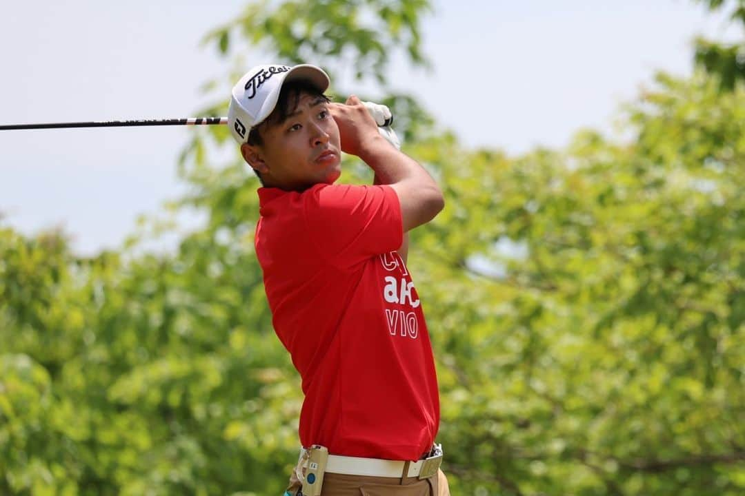  JGTO 男子プロゴルフツアーさんのインスタグラム写真 - ( JGTO 男子プロゴルフツアーInstagram)「『JAPAN PLAYERS CHAMPIONSHIP CHALLENGE in FUKUI』最終ラウンドは、単独トップでスタートした鈴木晃祐（すずき・こうすけ）が通算9アンダーで逃げ切り、今季2勝目！🏆🏆 先月の「i Golf Shaper Challenge in 筑紫ヶ丘」の初優勝から続けて2試合連続優勝を果たしました！😆👏🏻👏🏻👏🏻  「今シーズンが始まる前は、まさか2勝、しかも2試合連続優勝できるとは思っていませんでした」 「これからもしっかりと経験を積んで、レギュラーツアーで優勝できるように頑張ります！」と力強くコメント！😊👍🏻 ABEMAツアーでの2試合連続優勝は、2019年以来9人目の達成となりました😆 おめでとうございました！㊗️🎊🎉🙌🏻  @abema_official  @ko__3476  #jgto #golftournament #男子ゴルフ #japanplayerschampionshipchallengeinfukui #越前カントリークラブ #２試合連続優勝 #鈴木晃祐」5月12日 17時03分 - japangolftour