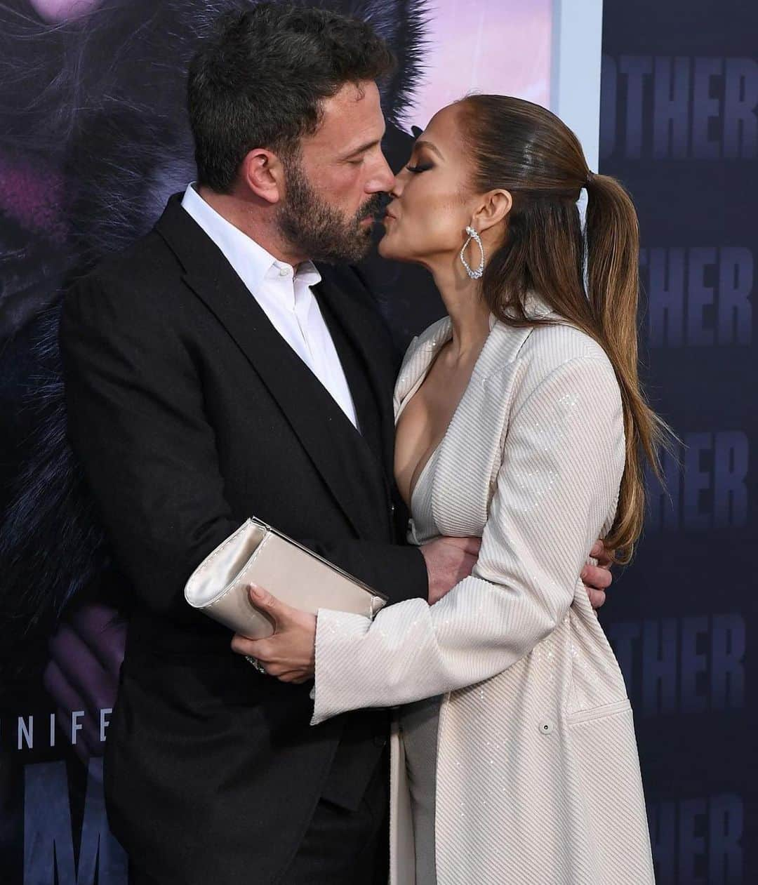 ELLE Polandさんのインスタグラム写真 - (ELLE PolandInstagram)「Love is in the air 🥰 Jennifer Lopez i Ben Affeck pojawili się razem na premierze filmu „Mother” w Los Angeles. Uczucia, które połączyły parę po ponad 20 latach, nie gasną. @jlo i Ben Affleck już niedługo świętować będą pierwszą rocznicę ślubu.  Poza obiektywami kamer ich związkowi bliżej jednak do typowej, prozaicznej relacji, która ma swoje blaski i cienie i w której niekiedy dochodzi do sprzeczek. Tuż po wykonanych na ściance zdjęciach doszło do ostrej wymiany zdań pomiędzy małżonkami, sytuację zarejestrowały kamery reporterów, a internauci zaczęli doszukiwać się pierwszych oznak kryzysu. Nie jest to pierwsza sytuacja, w której można zaobserwować autentyczne emocje i ludzką twarz tej dwójki, za co wielu fanów darzy ich jeszcze większą sympatią. Więcej na ten temat przeczytacie dzisiaj na ELLE.pl.   #jlo #bennifer」5月12日 16時58分 - ellepolska