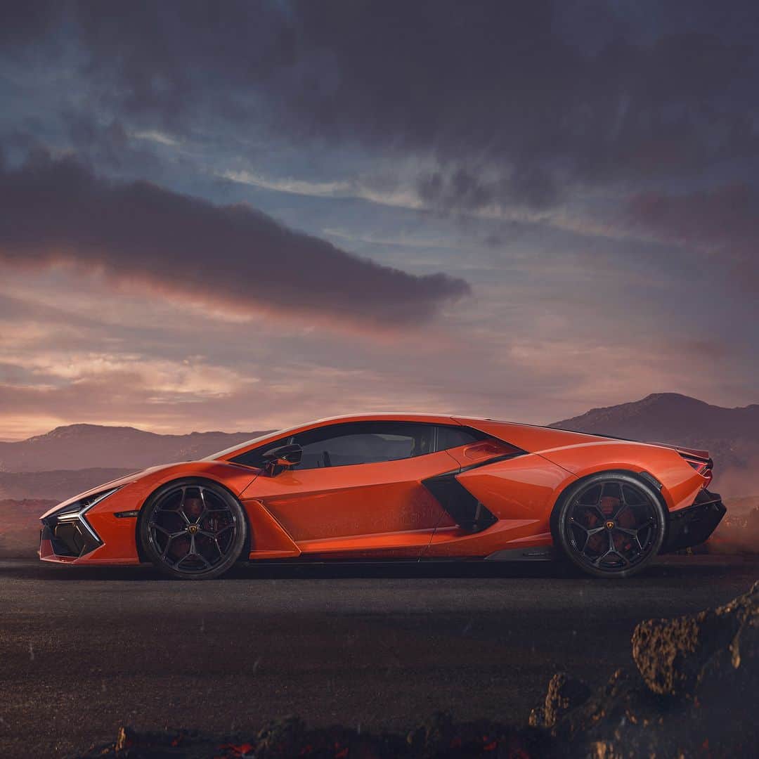 ランボルギーニのインスタグラム：「Thunder and lightning don’t fear a volcano. The new Lamborghini Revuelto is our first Super Sports V12 plug-in hybrid HPEV (High Performance Electrified Vehicle). And it’s the first to be fitted with a 100% carbon fiber front structure: carbon fiber is also used for the front cone structures to ensure a level of energy absorption significantly higher than a traditional metal structure combined with a substantial reduction in weight.  #Lamborghini #Revuelto #FromNowOn __ The vehicle is not yet offered for sale and is therefore not subject to Directive 1999/94/EC. The fuel consumption and emissions data is in the type approval stage」