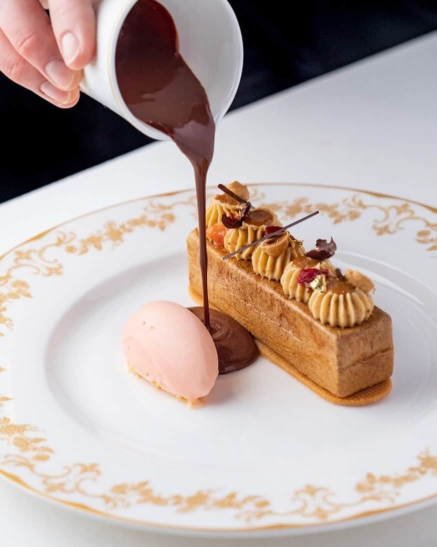 ゴードン・ラムゼイさんのインスタグラム写真 - (ゴードン・ラムゼイInstagram)「Time for dessert at the all-new @savoygrillgordonramsay !」5月12日 17時00分 - gordongram