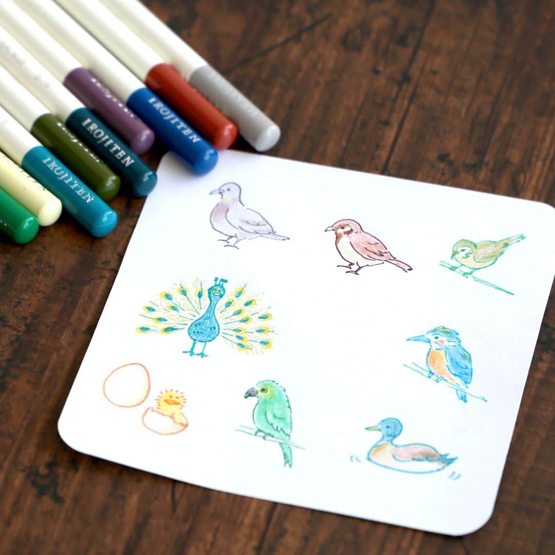 トンボ鉛筆さんのインスタグラム写真 - (トンボ鉛筆Instagram)「5/10～5/16は #愛鳥週間 !🐣🦜🦆 ということで、色鉛筆「色辞典」全100色の中から、鳥に関連する色名をピックアップ！  トンボのwebメディア「FUNART STUDIO」で紹介している、イラストレーターの岡本倫幸（ @amagaeru553 ）さんが教えてくれた「かんたんイラストの描き方『鳥のイラストを描こう』」の記事を参考に鳥さんたちを描いてみました🦩  鳥の種類ごとに描き分けるポイントを丁寧に紹介しているので、やってみると、意外と簡単にいろいろな鳥さんたちが描けます🦚  トンボ鉛筆がお送りするアートを楽しむ公式アカウント @tombow_art_official　もチェック！  #tombowfunart #funartstudio #tombow #withtombow #文房具 #ぶんぼうぐ #色鉛筆 #色辞典 #irojiten #手描き #鳥 #鳥スタグラム #バードウィーク #bird #手描きイラスト」5月12日 17時00分 - tombowpencil