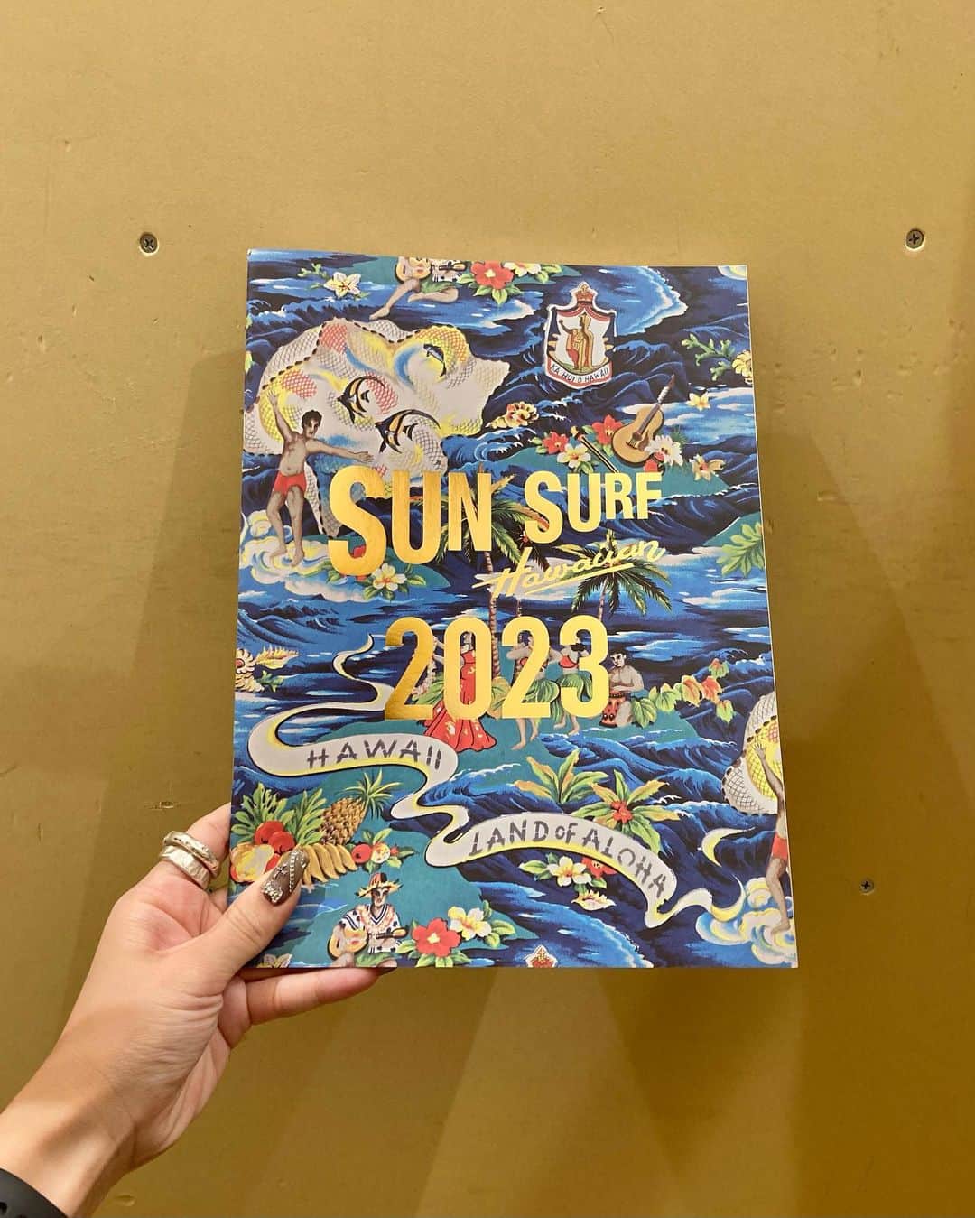 ビームス神戸さんのインスタグラム写真 - (ビームス神戸Instagram)「. 🌊SUN SURF🌊  『SUN SURF(サンサーフ)』とは、ハワイアンシャツが最も熟成し魅力を発揮していた1940年～50年代のヴィンテージ・ハワイアンシャツを当時の魅力そのままに再現する為に、東洋エンタープライズから生まれたブランド。千数百着にも及ぶヴィンテージ・ハワイアンシャツの中から特に厳選した柄を当時の生地、染色、プリント方法や細かいディテールまで完全に甦らせた世界で唯一のブランドです。  #beams#bprbeams#beamsplus#beamsboy#raybeams#kodomo#beamst#instafashion#instagood#outfit#outfitoftheday#fashion#ootd#beamskobe#kobe#japan #ビームス#レイビームス#ビームスボーイ#こどもビームス #サンサーフ#sunsurf」5月12日 17時00分 - beams_kobe