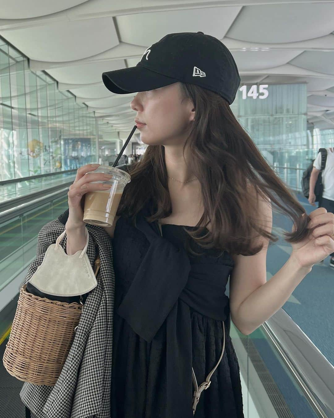 武村沙愛さんのインスタグラム写真 - (武村沙愛Instagram)「. 時差だけど旅行の日のコーデ✈️ カップ付きのお気に入りワンピは 楽ちんだからやっぱり買ってよかった🫶 旅行にとってもおすすめです。  その他アイテムタグ付けしてます🏷  #ACYM #ootd #旅行コーデ #韓国旅行」5月12日 17時00分 - sachika_takemura