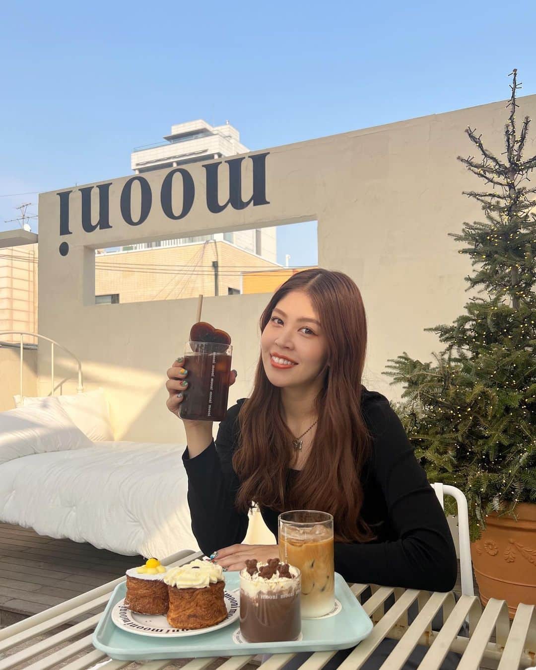 吉岡久美子のインスタグラム：「、 韓国旅行記録🇰🇷✈️  @mooni_apgujeong_   かわいすぎる人気カフェ🥺🩷  吉岡家はこういうかわいい 食べ物や飲み物に弱い😭💗🐻  迷いまくってこれにした🥺✨ ロウソクもかわいくて買った🕯️🥳  屋上がテラスで心地よい☀️🌷  映えスポットなのに 犬スリッパわらう🤣 、 、 、 #つぼみ大革命 #つぼみ #吉本 #よしもと #アイドル #idol #大阪 #東京 #神戸 #ライブ #instagood #いいね #フォローミー #韓国 #韓国旅行 #韓国グルメ #韓国カフェ #mooni #カフェ #カフェ巡り #カフェ好きな人と繋がりたい #カフェスタグラム #カフェ巡り好きな人と繋がりたい #カフェラテ #カフェ部 #カフェ活 #カフェ女子 #ケーキ #スイーツ」