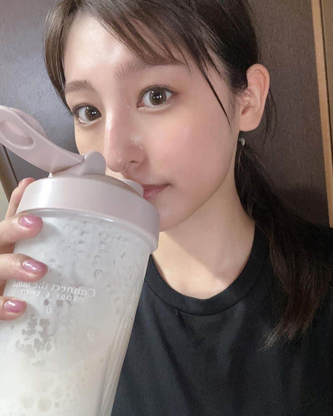 森高愛さんのインスタグラム写真 - (森高愛Instagram)「最近の私の美容ルーティン🥰  月に1回の美容院（@lewinxiaochi) 美髪整形が1番サラサラになる…! 髪質が猫っ毛だから、ブリーチするとすぐ切れてしまうので、回復してもらってます💪  週に2回のピラティス マシンピラティスとマットピラティス 1回ずつ通ってるよ🧘‍♂️ マシンの方がきついと思いきやマットも意外と辛い😹 （ピラティスだけ地元すぎて、写真ないよ〜🙅‍♀️） 後、ピラティスの日はウォーキングもしてる🚶‍♀️  2週間に1回の整体💆‍♀️(@boltyjapankouno) 顔と体、全身やってもらっていて、 肩があがってしまうのとか、左右差とか 気になるところを都度調整してもらってきます☺️ ホットストーンが気持ちいいのよねぇ。  月に1回の眉毛とまつ毛(@une_fleur_nayu) メイクもお手入れも楽になるし、何よりテンション上がる☺️ 椅子がふかふかで毎回寝てしまってる気がする。笑  あとは不定期だけど、マッサージも行ってる〜💆‍♀️」5月12日 17時13分 - ai_moritaka_official