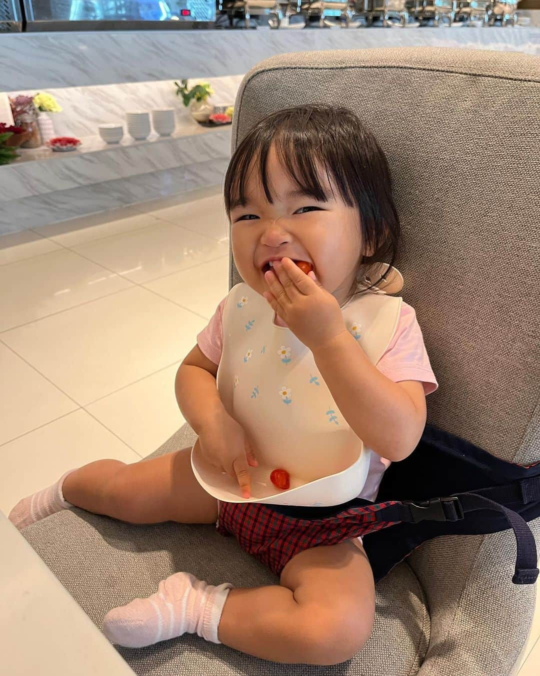 HISANAさんのインスタグラム写真 - (HISANAInstagram)「ついに18monthsになったおすずちゃん👧🏽🩵 早いな〜🥹  最近はNO〜！と言うことが増えしっかり自己主張できるし、こちらの言葉もよく理解していて意思疎通できて面白い毎日です🫶 人の名前も本当よく覚えて呼べるように☺️  相変わらず食いしん坊でカメラロールは大体食べているすずちゃんです😂 最近はお豆腐が1番好きかな🤭 いっぱい食べておおきくな〜れ💕  #1歳女の子#1歳6ヶ月#ママライフ#女の子ママ#子育て#育児記録#海外移住#フィリピン移住#フィリピン#マニラ#海外子育て#海外で子育て#18months」5月12日 17時05分 - hisana22