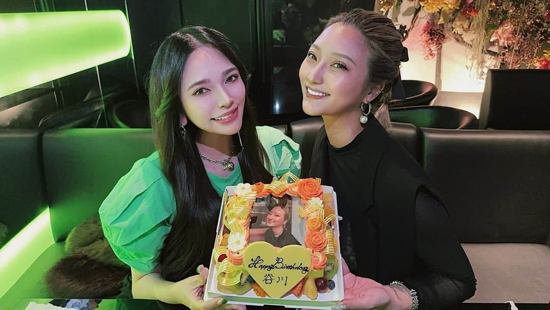 藤田杏奈のインスタグラム：「@mayutanigawa 💛🎂🕊💐 . 今年も谷川殿のカウントダウンを お祝いでき嬉しく思います。 . 来てくれたみんなありがとう🥰🧡💞 . .  #私以外みんな記憶ないのは声出たよ」