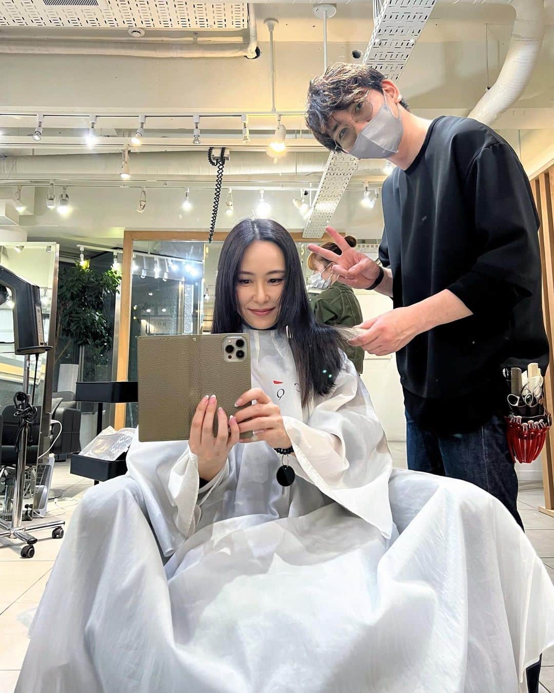 笹倉麻耶さんのインスタグラム写真 - (笹倉麻耶Instagram)「GW最終日に、Maison ACQUAで ヘアトリートメントお願いしました♡  薬剤の組み合わせパターンが たくさんあるそうで、 たくさんのボトルが出てきてびっくり🫢  私の現在の髪質と、なりたい髪にとって 良い組み合わせや塗り方があって 担当の @kumagai_acqua さんが 時間をかけて塗ってくださいました。  私の髪はトリートメントが重すぎると 逆にパサパサになってしまう変な髪質。 だからしっかりヒアリングしてくださる方に お願いしたいのですが、 今回も、サラサラの仕上がりに大満足♡  次は熊谷さんに酸熱トリートメント お願いしようかな。 説明を聞けば聴くほど、魅力的なトリートメント♡  たのしみーー   @acqua_hair_catalog  #メゾンアクア #表参道サロン #表参道ヘアサロン #ヘアトリートメント #美髪ケア #アラフォーヘア #髪質改善 #美髪」5月12日 17時08分 - nicomaya2525