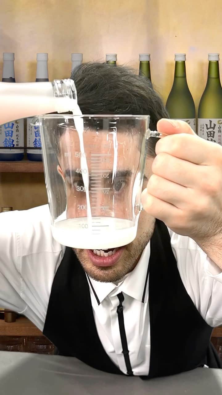 白鶴酒造株式会社のインスタグラム：「🍸 レミたんの簡単カクテル紹介！ 今回は、フレッシュな苺を使ったいちごサワー！ そのまま飲んでも美味しい、にごり酒さゆりを 美味しくアレンジしています！ https://www.hakutsuru.co.jp/recipe/drink_sake/C3-098.html  ◆使用したお酒 上撰　白鶴　純米にごり酒　さゆり https://www.hakutsuru.co.jp/product/sake/others_sake/sayuri_300.html  ◆材料（1杯分） ・いちご（35g） ・シロップ（10ml） ・ゆずの搾り汁（2−3ml） ・純米にごり酒さゆり（10ml）  ◆作り方 ①イチゴのヘタをとる ②ブレンダーにいちご、ハチミツ、柚子の絞り汁を 　入れてピュレにする ③グラスにピューレとにごり酒さゆりを入れよくかき混ぜ、氷を入れて完成  #白鶴 #カクテル #いちご」