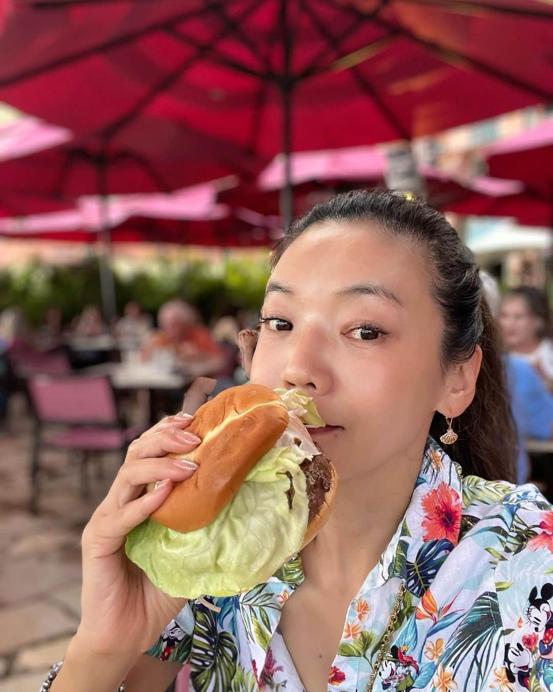 和央ようかさんのインスタグラム写真 - (和央ようかInstagram)「❤️ 🍔 😝  ハワイを経つ前にはやはりここでハワイを堪能してから😂🍔❤️この後、帰ってから空港へ👍  #takakoworldstylin🌎 #takakogawaiistylin🏝 #lifestyle #hawaii #hawaiilife #ハワイ　#ハワイ生活#yokawao #和央ようか」5月12日 17時10分 - yokawao0215