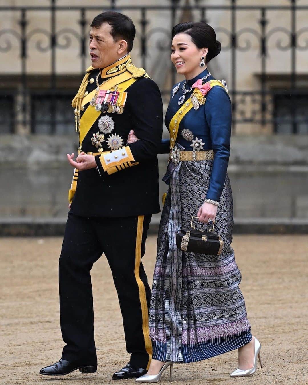 WWDジャパンさんのインスタグラム写真 - (WWDジャパンInstagram)「コラム：英チャールズ国王戴冠式に世界中の王室メンバーが集結　各国の王妃はどのブランドを選んだ？  英チャールズ国王（King Charles III）の戴冠式が、5月6日にロンドンのウェストミンスター寺院（Westminster Abbey）で行われ、世界各国の王室メンバーや政府要人、著名人らが多く参列した。中でも話題を集めたのは、王妃や公妃ら高位女性メンバーによる着こなしだ。軍服や伝統的な儀礼服を着用したチャールズ国王、英国デザイナーによる特注ドレスや伝統服を身にまとったカミラ王妃（Queen Camilla）やキャサリン皇太子妃（Catherine, Princess of Wales）を引き立てる装いが見られた。ここでは、9組のスタイルにスポットを当て紹介する。  コラム全文は @wwd_jp プロフィールのリンクから  GETTY IMAGES ©︎ FAIRCHILD PUBLISHING, LLC  #チャールズ国王戴冠式#チャールズ国王#kingcharlescavalier#kingcharles#fashion#westminsterabbey#queencamilla#catherineprincessofwales#秋篠宮文仁親王#秋篠宮妃紀子#王室#ファッション」5月12日 17時11分 - wwd_jp