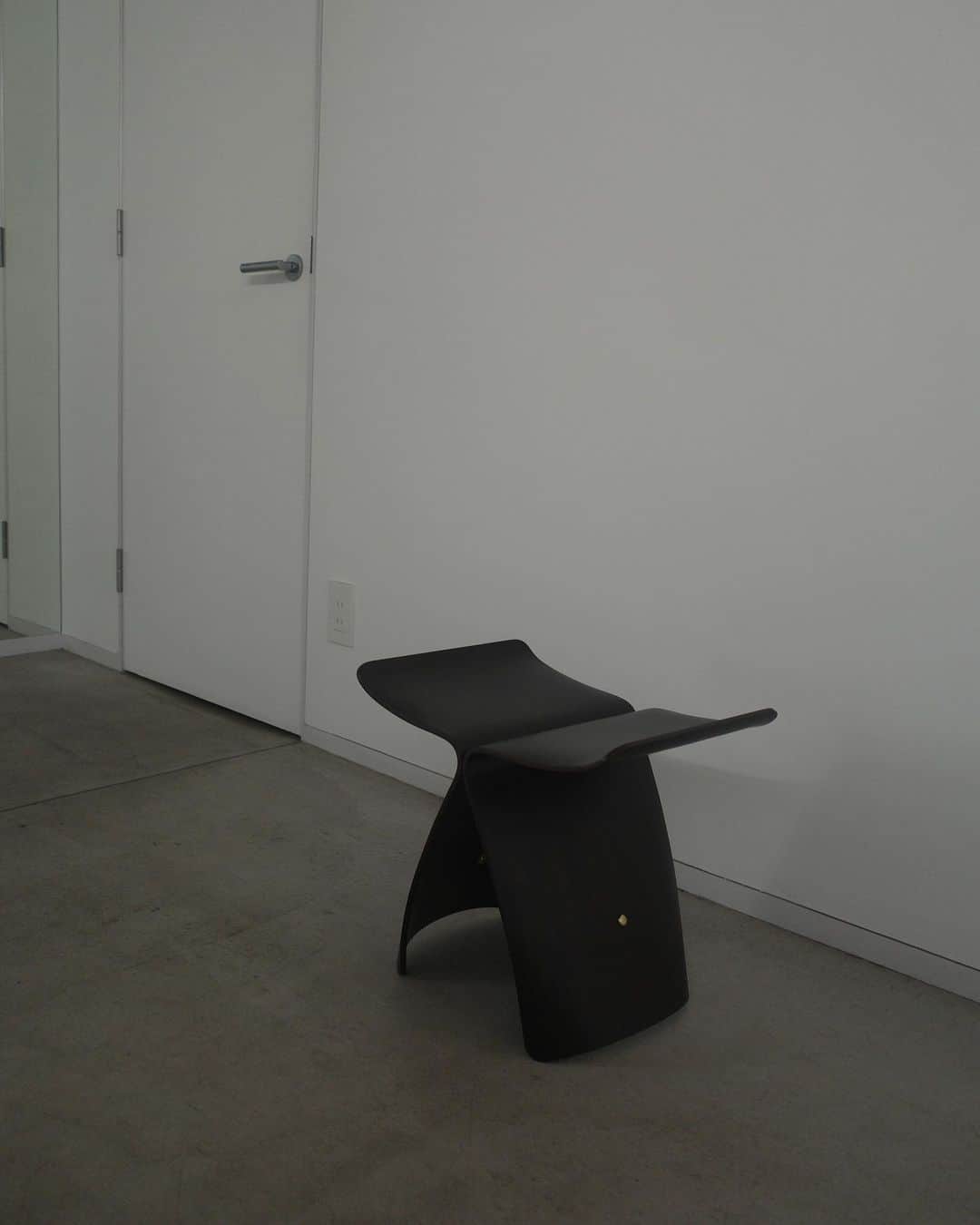 Icumi Oohamaさんのインスタグラム写真 - (Icumi OohamaInstagram)「@yanagi_design_official #柳宗理 #バタフライスツール   玄関の腰掛け椅子用に購入。」5月12日 17時21分 - icumi___