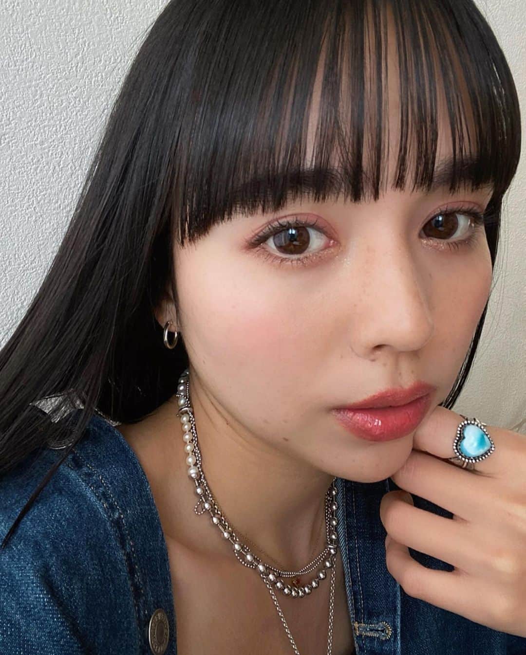 クレイトン愛のインスタグラム：「〜ローズカラーで暖色メイク🫰💓〜 ・ 今日は、RAXYと出させていただくコラボBOXに入っている「メイクアイテム」をご紹介させてください☺️💞 (1枚目のメイクも、アイテムを使ってメイクしています🫶) ・ ✔︎ヴァントルテ ミネラルクリーミィチーク&ルージュ(シーシェルピンク) 頬やリップなど、マルチに使用することができるアイテム💕 クリーミーなテクスチャーで、綺麗にツヤ感をまとうことができます😌✨内側から血色するように、自然と肌に馴染んでくれるのがお気に入りのポイント。 (写真では、ブリリアージュのリップに重ねてます😉💄) ・ ✔︎オンリーミネラル ミネラルブルーミングカラー (02 ベビーローズ) ふんわりとした柔らかい粒子で、肌馴染みが抜群◎オレンジに水色が溶け込んだカラーは、血色感と透明感を同時に叶えてくれる😉🤍目元や頬など、マルチに使用することができるので、色々なメイクを楽しんでくださいね♡ (上まぶたとチークにのせて、統一感を出してみたよ📷) ・  ✔︎KATE レッドヌードルージュ(エアリーマット) 03 なめらかなテクスチャーが唇に馴染むとぴったりと密着してくれます💄マットな質感だけど、軽やかで繊細な印象に😌 2色でグラデーションを楽しんだり、レッド下地にヌードカラーを重ねて、落ち着いたレッドリップも楽しめます❣️ ・ ✔︎ブリリアージュ グロウリップカラーズ  とてもなめらかな塗り心地で、軽いタッチで唇全体に塗り広げることができます💄見たままの高発色で、表面に綺麗なツヤ感が出るので、みずみずしく潤いに満ちたリップに😊💕 (# ヌードボヘミアンを塗っています💞) ・ ・ ※ボックスには必ず含まれるアイテムとランダムに入るアイテム、サンプルサイズで同封されるアイテムがあります。 ※色番もランダムに入るアイテムがあります。 ・ ボックスのお値段的にも、とてもお得な内容になっているので、気になるアイテムがある方は、この機会にチェックしてみてもらえたら嬉しいです☺️🔎 ・ ・ 詳細はこちら👇💓 ------------------- クレイトン愛×RAXYコラボボックス  「わたしの肌にトキメキを♡ヘルシーコスメセットでアップデート」  お申込みはこちら▼ https://raxy.rakuten.co.jp/subscribe  ・申し込み受付期間：2023年5月1日～2023年5月31日 ・ボックスお届けは2023年6月20日頃を予定 ------------------- ・ ・ ・ #あいメイク #メイク #コスメ #ビューティー #ミネラルコスメ #ファッション  #ボブ #hair #hairstyle  #makeup #cosmetics #beauty #fashion #photography @raxybeautybox_jp」