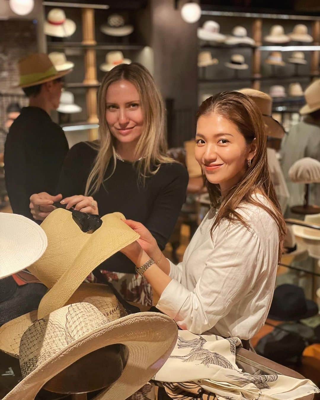 のインスタグラム：「👒🧡🧺  パナマハット&バスケットブランドの @sensistudio 🤍 表参道のCA4LAでカスタムオーダーをしているので 夏の準備に行って来ました🌴  エクアドルの女性の雇用 サスティナブルなアクションを目指す デザイナーのステファニーは、 ボッテガヴェネタのアクセサリーデザインをしており 今はこちらのデザインをしています。  美しい顔立ちとは裏腹 とてもキュートな彼女は、私も使ったことのないハートを披露し教えてくれました📸🫶  余談ですが 私はまったく英語が話せません。 友人が通訳してくれてほんと手がかかるわねと思いつつ、 私が心に決めていること。 英語が話せなくても気持ちは伝わる感じられる。だから動じないこと。 そして心で分かろうとすること。 です🫶  みんな同じ星 みんな同じ呼吸 （by kazeくん） が浮かんで 内心どきどきする心を 深呼吸でなだめるのです  届くのがとても楽しみです👒  ・ ______________________________________________  #love #life #loveislove #panamahat  #パナマハット#バスケット #みんな同じ星 #みんな同じ呼吸  #でも英語話せたらもっと楽しいよね #と思いつつ」
