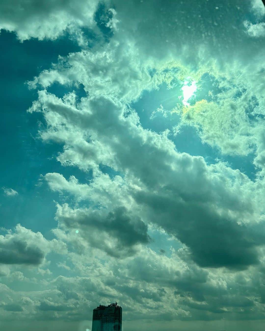 土屋眞弓のインスタグラム：「昼下がりの六本木の空 久しぶりに高層ビルの上から六本木を見下ろしたけれど、自然が無いことに改めて気づいたわ😭 でも雲の合間から🩷の光✨✨✨ ハッピーオーラ💞💞  #sky #roppongi」
