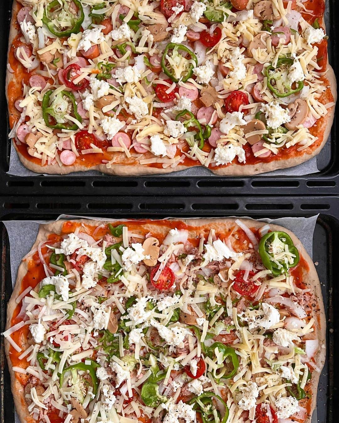Rocoのインスタグラム：「05.12 ありもののせてピザ🍕 生地には　#ねんねん粉　を混ぜ込んで。あとは具沢山スープ、サラダ。  #rocoごはん#おうちごはん#晩ごはん#ピザ#手作り#手作りピザ#pizza」
