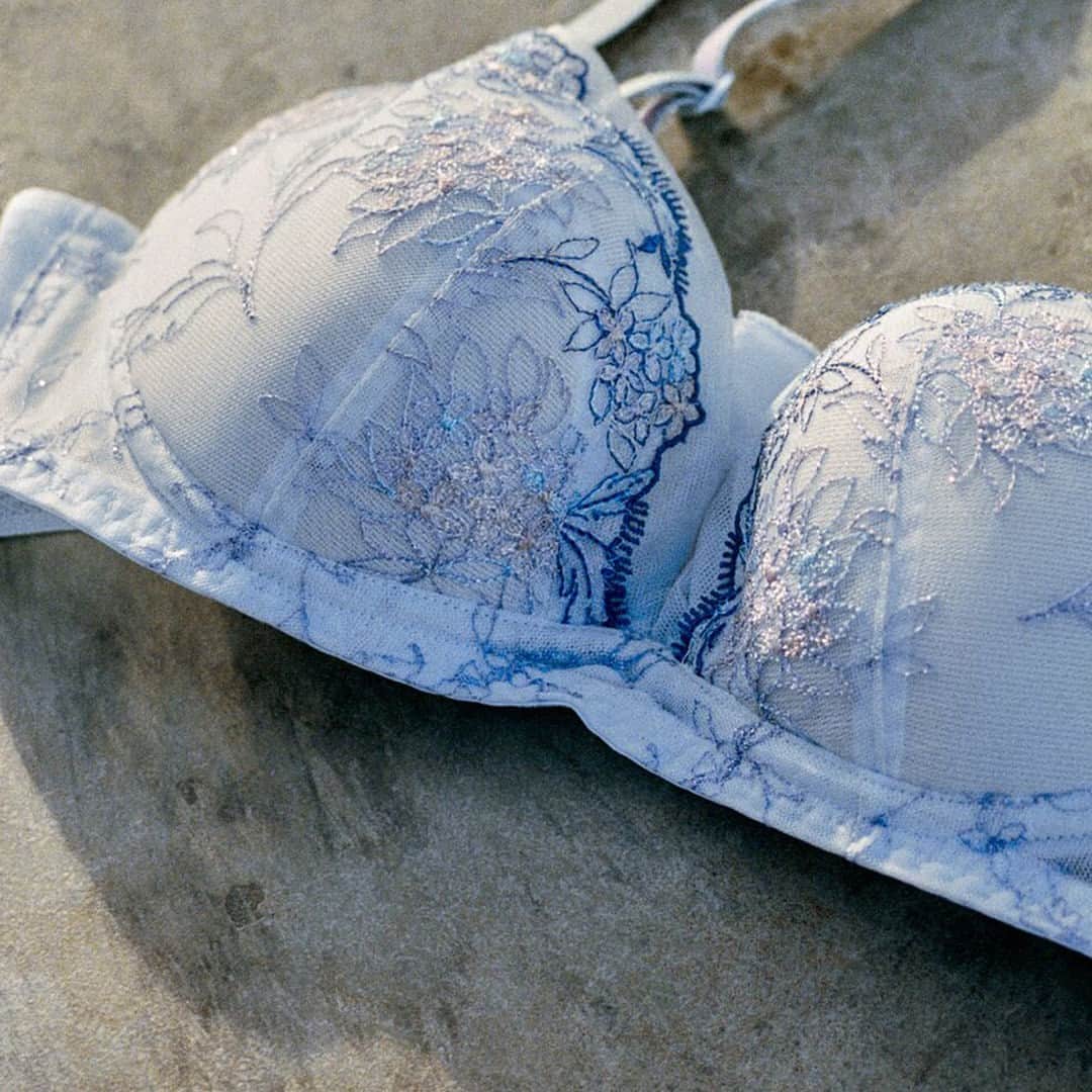 のインスタグラム：「#きれいごとより私ごと  爽やかなアジサイ柄のレースで表現された、 夏らしい軽やかなデザインの #天使のブラ スリムライン極上ライト。  「エンジェルさらスルーカップ」が、 軽くて着けごこちサラサラで夏にぴったり✨  ______________________________  商品詳細は @shirohato_official プロフィール欄のURLからチェック☑︎ ______________________________  #triumph #lingerie #triumphlingerie #トリンプ #天使のブラ #スリムライン #極上ライト #ノンワイヤーブラ #ノンワイヤー #ブラジャー #ショーツ #ランジェリー #着痩せ #着やせ #ランジェリーコーデ #夏ブラ #涼しい #紫陽花 #クール #shirohato #白鳩 #下着通販 #下着屋」