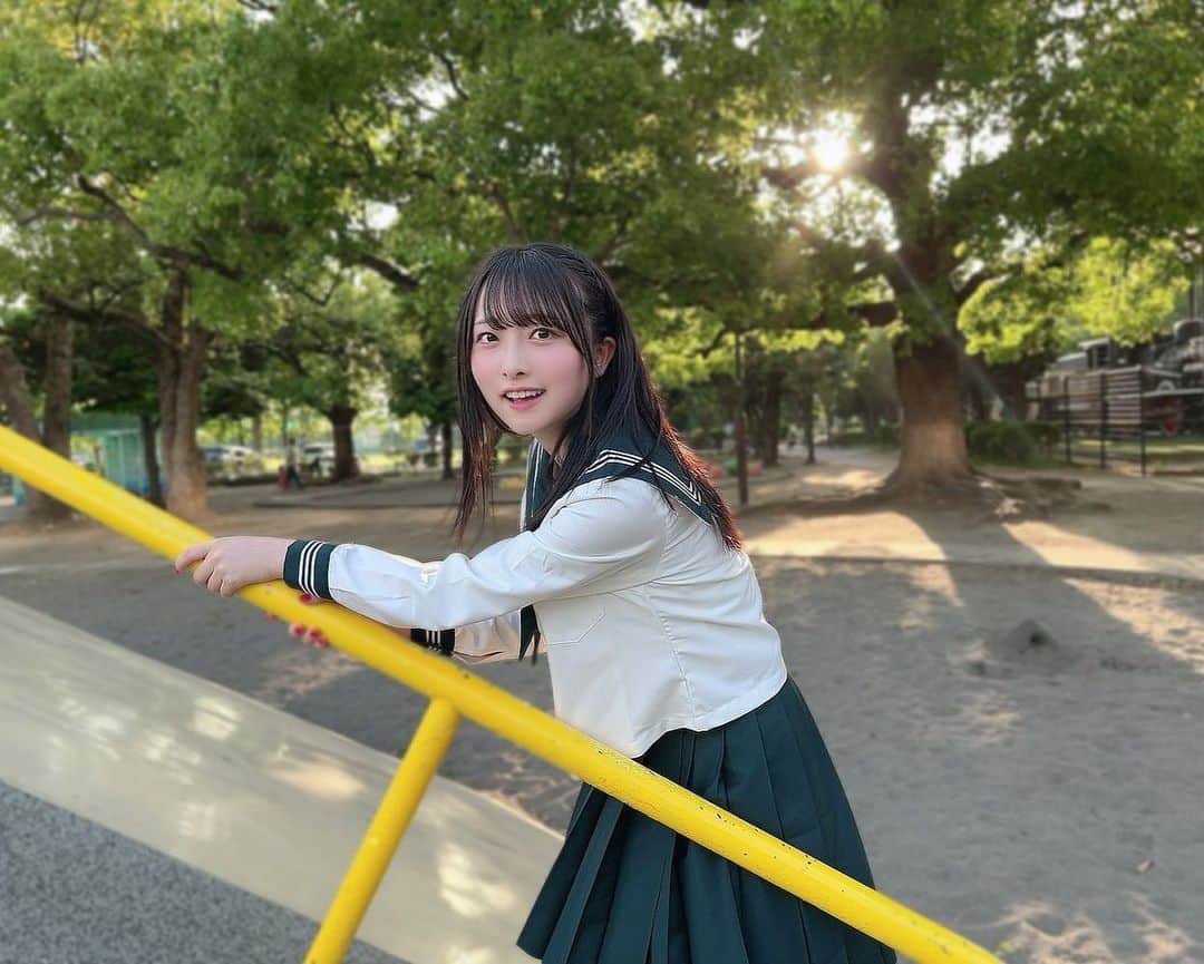 清原梨央のインスタグラム：「👩‍🎓 風を味方に…！ できなかった…🍃🌪️ （強風だったなぁこの日）  #セーラー服」