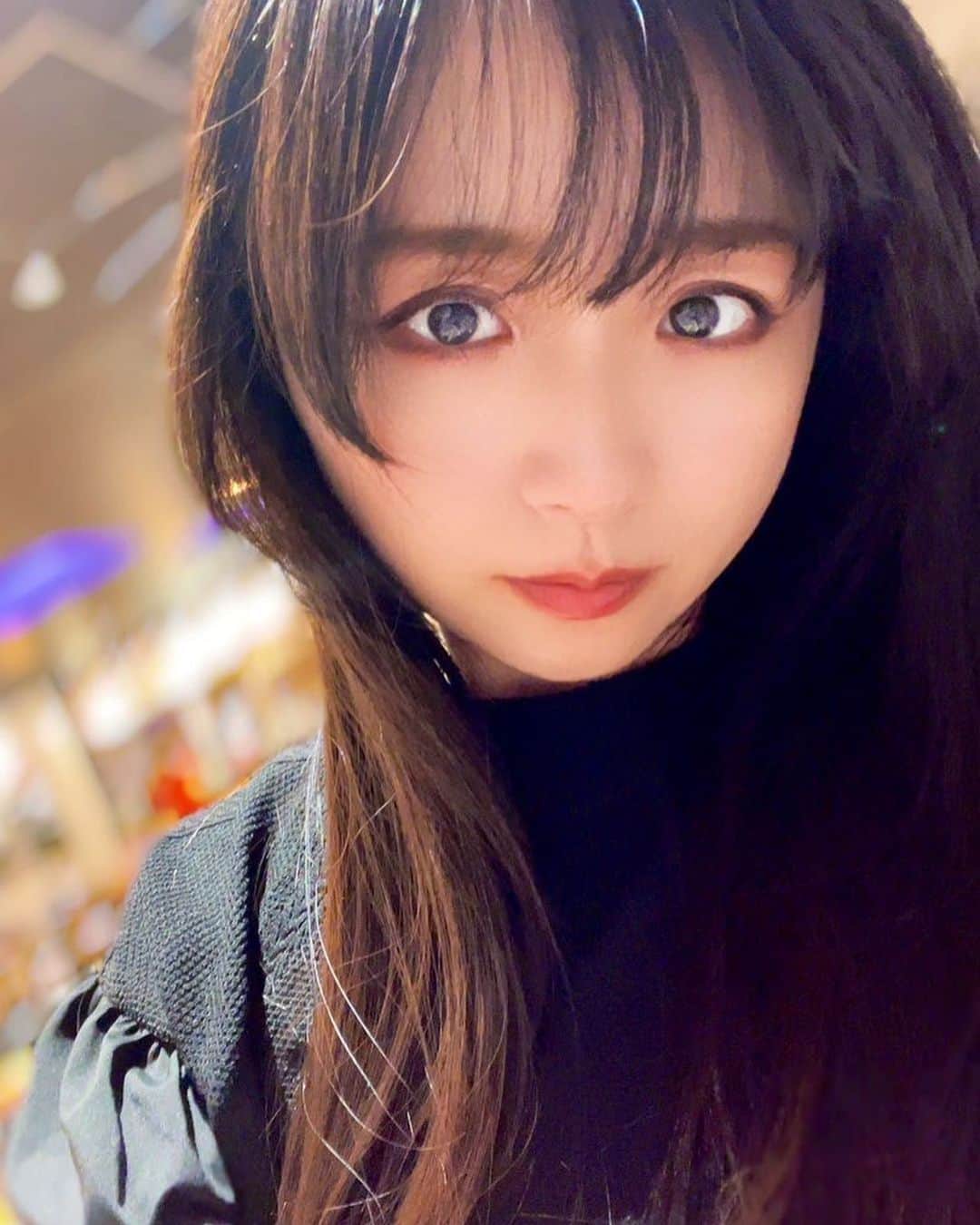 久保亜沙香のインスタグラム：「資生堂ビューティーサロンにてパーソナルカラー診断してもらいました💄 肌や髪、瞳、血管など。。 色布を当てたり。　 結果、ブルーベース夏だった🪼　 2ndはブルベ冬❄️  唯一ラベンダーカラーが似合うタイプらしい💜　　 メイクも服もこれを参考にしていこうっと。 アイブローカットもしてもらってまつげ美容液まで🎶 眉もキリリとしましたᐠ ♥︎ ᐟ」