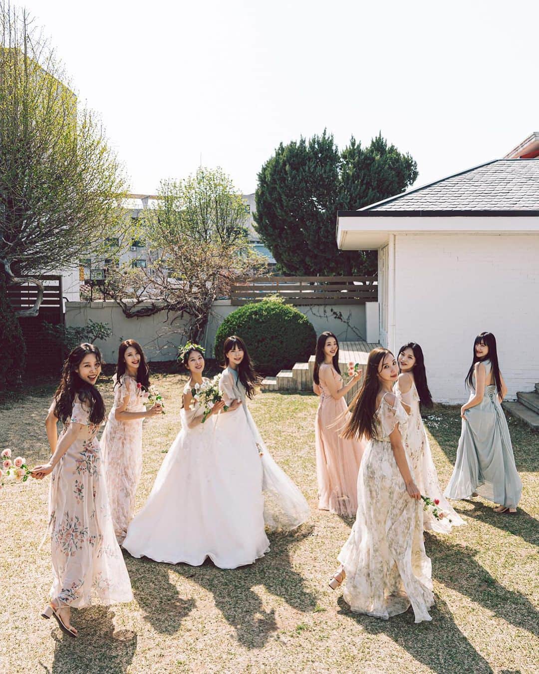 ギョンリ のインスタグラム：「밥 신부를 축복하듯 날이 너무 예뻤던ღ 브리저튼 인가요..?  #ninemuses #들러리촬영 🌸」