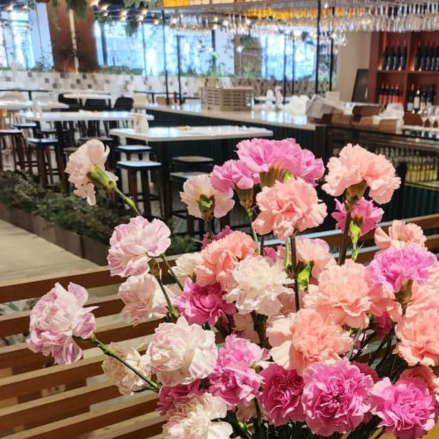 EATALY Tokyoさんのインスタグラム写真 - (EATALY TokyoInstagram)「GRAZIE MAMMA♡ 母の日にイタリアの素敵なビスコッティとハーブティーのセットを贈りませんか？  セット内容 -トスカーナ産マラビッシビスコッティ -ピエモンテ産ヴァルヴェルデのハーブティー -イータリースーベニアトートバッグ ￥3,931（tax included）  またこちらを14日当日お買い上げいただいた方先着でカーネ―ションをお付け致します  -------------------------  マラビッシ（Marabissi）  1948年創業。60年の歴史を持つペストリー「Marabissi」。 トスカーナの伝統菓子を職人の手で一つ一つ手作業で作り続けています。  イータリーでは、下記4種類をご用意しております。    ・カントゥッチ・アーモンド ・カントゥッチ・ダークチョコレート ・カントゥッチ・ピスタチオ ・チョコレート&シーソルト クッキー  #eataly   #イータリー   #eatalyginza   #eatalytokyo   #eatalynihombashi  #eatalyharajuku   #eatalyshonan   #東京駅   #丸の内   #日本橋   #銀座   #原宿   #湘南   #東京駅グルメ  #東京グルメ  #丸の内グルメ  #銀座グルメ  #湘南グルメ  #原宿グルメ #母の日 #母の日プレゼント ＃カーネーション #graziemamma #イタリア菓子 #焼き菓子 #ギフト #ギフトにおすすめ」5月12日 17時28分 - eataly.tokyo