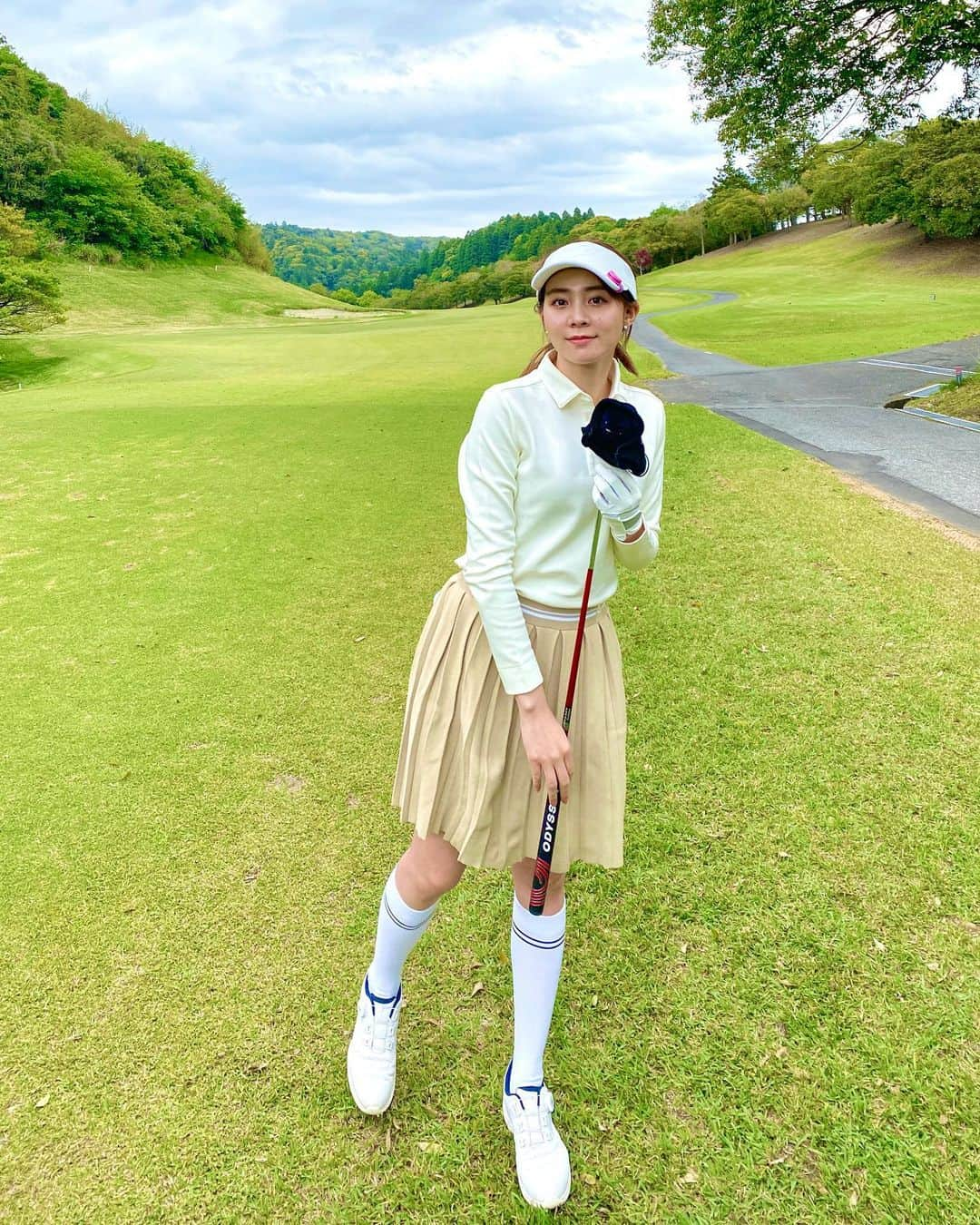 利水翔のインスタグラム：「. 先月ゴルフ行った時の ゴルフコーデ🏌️‍♀️✨  ゴルフのウェアーも 少しずつ薄手に🌸  #ootd #golf #golfcode #autumn  #ゴルフ #ゴルフ女子  #ゴルフコーデ #キャロウェイ #キャロウェイアパレル #利水つばさ #ゴルフ初心者女子  #ファインダー越しの私の世界」