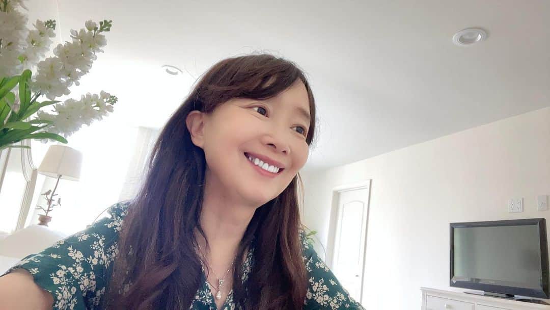 アグネス・チャンのインスタグラム：「5月17日の夜16時に、ユニセフとJicaが主催するオンライン報告会があります。  コロナウイルスに対する発展途上国での活動を現地で活動しているスタッフに生報告をしていただきます。  すごく貴重な話が聞けると思います。  私はコーデネーターを務めさせていただきます。  一般参加が可能なので、是非参加して報告を聞いて見てください！  申込みは、こちらのJICAのWEBページからできます。  G7開催記念イベント「ラスト・ワン・マイル」に挑む：日本の新型コロナ対策支援－UNICEF・JICAによる協力現場からのレポート－ | ニュース - JICA リンク www.jica.go.jp  （下の方にある「視聴方法」の項目にあるリンクから、申込みができます）  今日は関係者の皆さんとZoom会議をして、内容を確認しました。  当日私は日本のユニセフ事務所から中継させていただきます。  多くのブログ友が参加してくれることを期待しています。  よろしくお願いします。  この情報をシェアしてください。  たくさんの方に参加していただきたいと思っています‼️  (打ち合わせをしてる時の写真)」