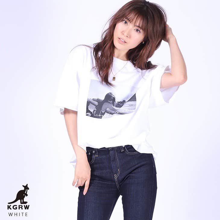 瀧本美織のインスタグラム：「🦘 瀧本美織×KANGOL REWARD 今日から受注が始まりました！  Tシャツ 開放感いっぱいのベネチアでの写真にイタリア語で 【永遠の自由】🏝️ バックのカンガルーくんにはゴンドラを漕ぐお兄さん達の 洋服を着てもらいました😎  パーカー 私の好きな動物ライオン🦁とカンガルーくんを甘い世界に閉じ込めてみました…💖 生まれた日とデビューして20年、が袖に刺繍してあります🪡  お気に入りカンガルーくん ネックレスにもなってもらいました😍  カラーバリエーションも豊富に 楽しい配色にしてます🩵  スカートやパンツも全部私物で組み合わせてみました🍷 皆さんもぜひ好きにコーディネートしちゃってください👑  受注締め切りは6月26日までとなります🧚🏻   @kangol__reward」