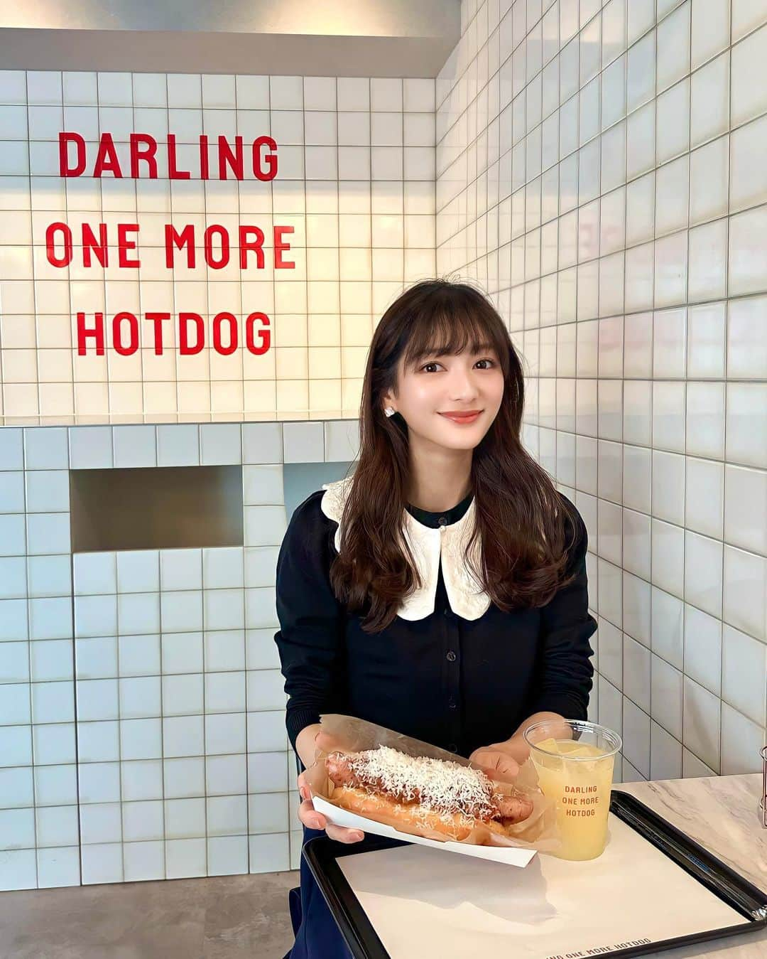 加藤瑠美さんのインスタグラム写真 - (加藤瑠美Instagram)「@dom.hotdog 🌭🌈❣️ 可愛すぎるホットドッグ屋さんで息子のお教室待ち🤫 プレオープン中で5/17まで20%offでいただけます💫 ソーセージがジューシーでパンは柔らかくてパプリカの風味がとっても美味しかった…❤️‍🔥 午前中に伺ったからすごく空いてたよ🥹快適… 自然光たっぷりで今の季節最高に気持ちいいね🍃 ビールもあったから次回はぜひいただきたい🍺笑  📍 @dom.hotdog 東京都港区南青山3丁目18-5 1F 03-6447-4575  #darlingonemorehotdog #hotdog #omotesando #ダーリンワンモアホットドッグ #表参道カフェ #表参道ランチ #ホットドッグ」5月12日 17時33分 - katorubi