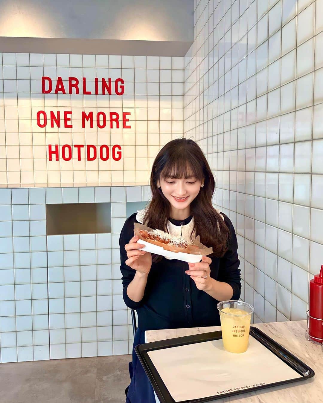 加藤瑠美のインスタグラム：「@dom.hotdog 🌭🌈❣️ 可愛すぎるホットドッグ屋さんで息子のお教室待ち🤫 プレオープン中で5/17まで20%offでいただけます💫 ソーセージがジューシーでパンは柔らかくてパプリカの風味がとっても美味しかった…❤️‍🔥 午前中に伺ったからすごく空いてたよ🥹快適… 自然光たっぷりで今の季節最高に気持ちいいね🍃 ビールもあったから次回はぜひいただきたい🍺笑  📍 @dom.hotdog 東京都港区南青山3丁目18-5 1F 03-6447-4575  #darlingonemorehotdog #hotdog #omotesando #ダーリンワンモアホットドッグ #表参道カフェ #表参道ランチ #ホットドッグ」