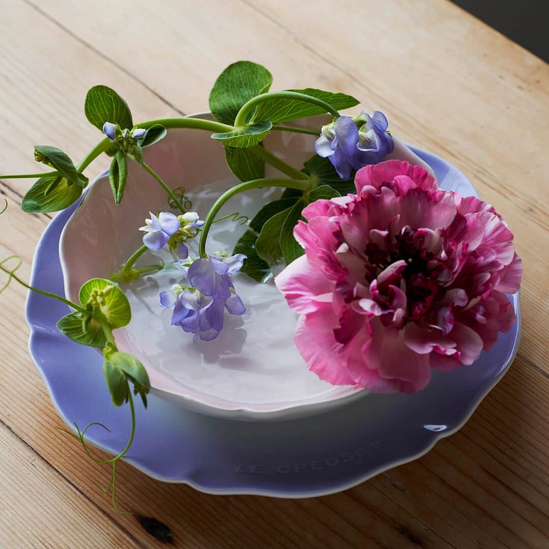 Le Creuset Japon　ル・クルーゼ ジャポンさんのインスタグラム写真 - (Le Creuset Japon　ル・クルーゼ ジャポンInstagram)「日頃の感謝の気持ちを添えて、お花と一緒に贈る おすすめアイテムをご紹介♪  ①「ブーケ・フラワーベース」 (3色展開) アシンメトリーなデザインが魅力的なアイテム！ボリュームのある花束のほか、ベースの形状を活かし斜めに一輪生けるだけでもお花の美しさを引き立てます。  ②「エレガントフリル・マグ」 (4色展開) 日常的にも活躍するマグは、お花を生けることも可能。縁のフリルでお花を支えてくれるので安定感もあり、簡単にお花を生けることができ、いつもの暮らしにちょっとしたアクセントにもなります。  ③「ブーケ・フラワーベース (S)」 (2色展開) 「ブーケ・フラワーベース」のミニサイズは、小ぶりなのでキッチンやバスルームなどのスペースにもおすすめ！一輪挿しにはもちろん、小さなブーケをそのまま生けるだけで、お部屋を明るく彩ります。  ④「エレガントフリル・ディッシュ」 (4色展開) 暮らしにちょっとした癒し空間を追加するならば、適度な深さがあるディッシュに水を入れ、お花を浮かべてみてはいかがでしょうか。色の違うプレートに重ねて、お皿とお花の美しいグラデーションをお楽しみいただけます。  お花と一緒に贈る特別なプレゼント。ぜひ参考にしてみてください。  ※②、③、④はオンラインショップ限定  #ルクルーゼ #lecreuset #ルクルーゼのある暮らし #ルクルーゼごはん #テーブルウェア #キッチンウェア #キッチングラム #ルクルーゼのある生活 #ルクルーゼのある食卓 #食卓 #食卓グラム #キッチンツール  #ブーケフラワーベース #エレガントフリル #感謝 #お花のある暮らし #花束 #大切な人へ #母の日」5月13日 13時00分 - lecreusetjapon