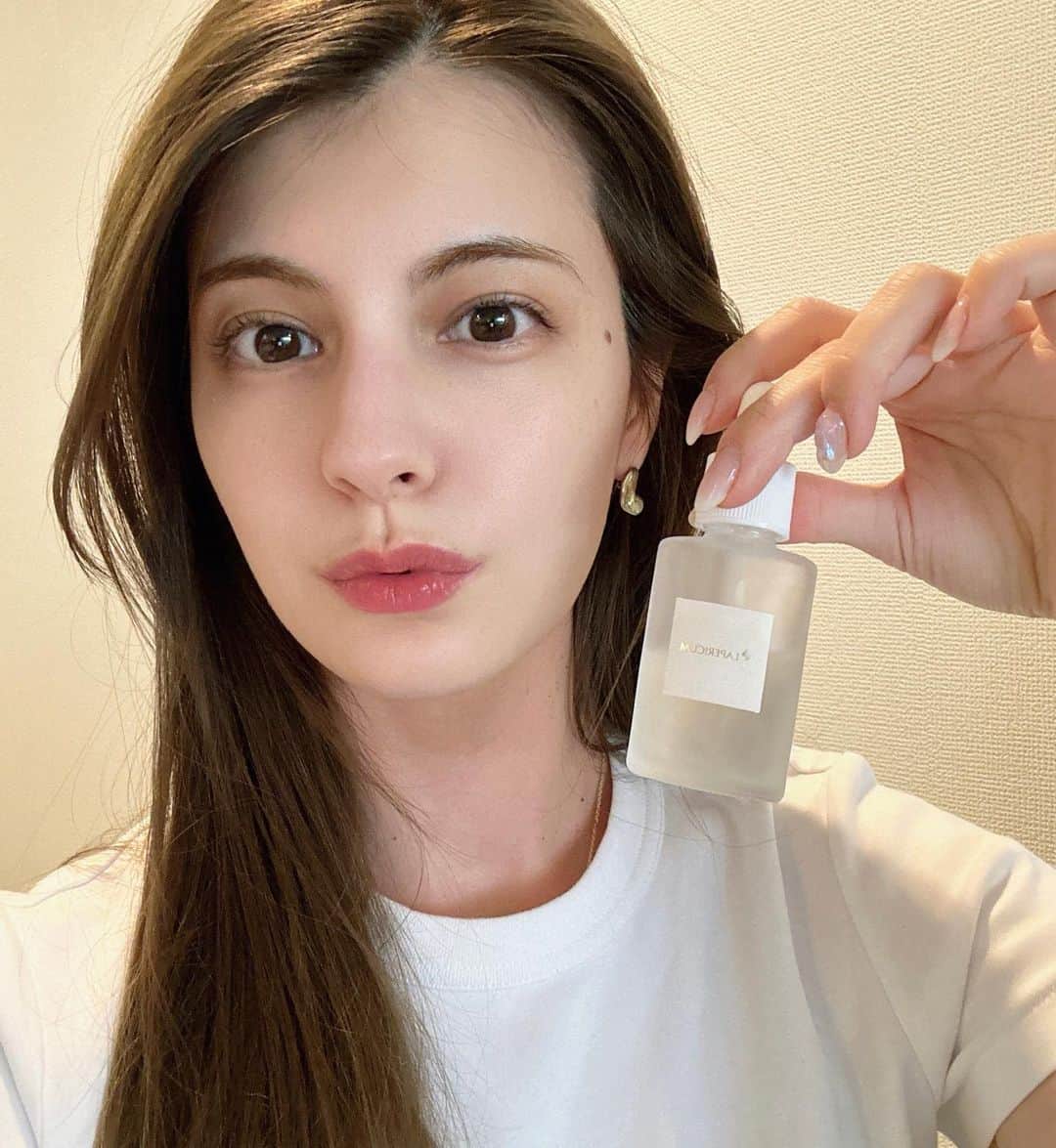 のインスタグラム：「皆さま、日頃よりご愛用頂き ありがとうございます☺️🥰  毎年恒例の?! 私の誕生日24時間限定で、LAPERICUMの美容液を50%OFFで 販売します💖💖💖  ５月１４日限定です！  ヒト由来の幹細胞培養液が50%配合されています。 私は使っていてお肌の悩みが本当になくなるからお守りのような存在!  使ったことない方もこの機会にぜひ☺️  プロフィールにあるリンクからも飛べますし、 当日ストーリーにもリンク貼りますね^_^  ※クーポンコード 【MAGGY31】を 購入される時に入力してください。  #LAPERICUM #ラペリカム」