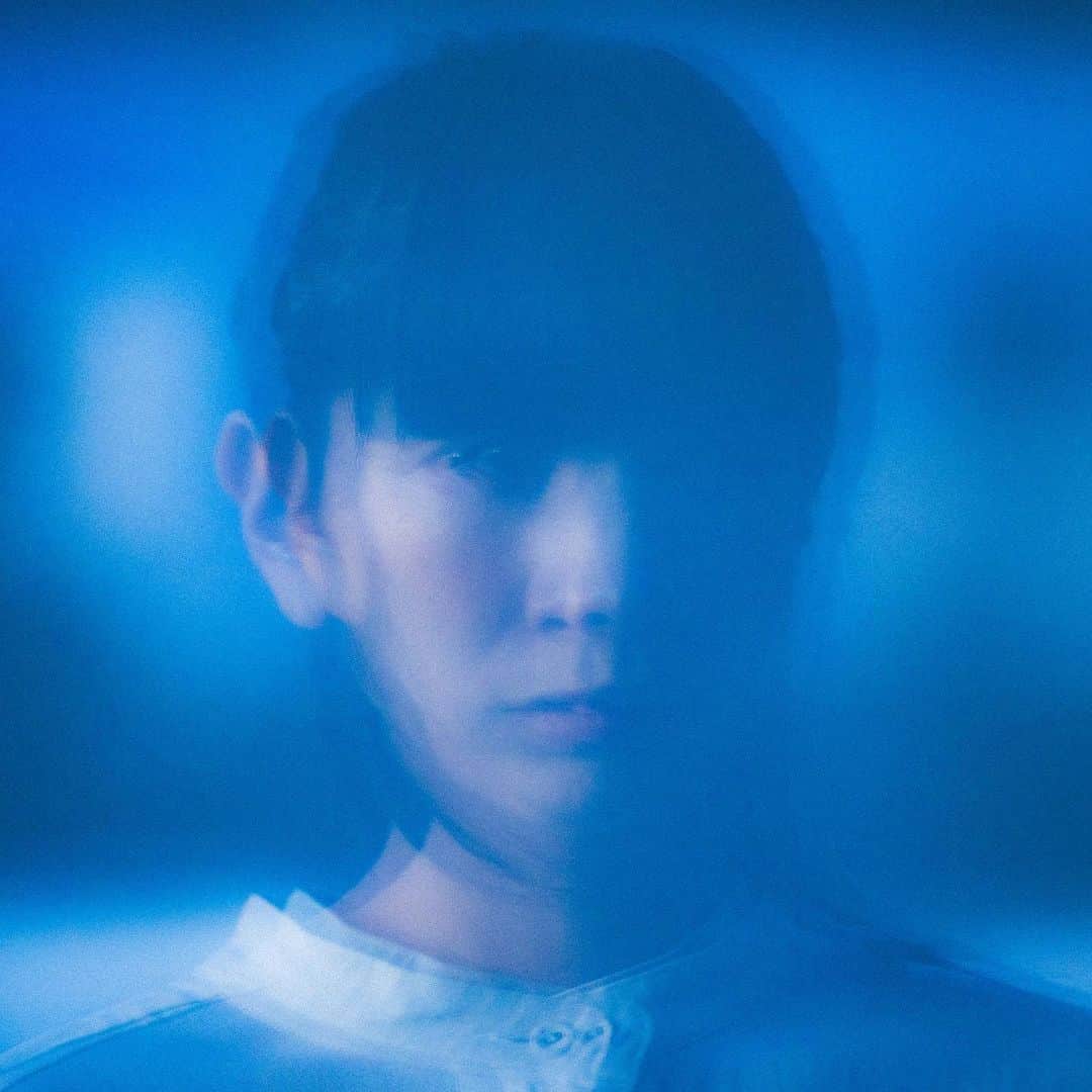鎌野愛のインスタグラム：「◤新曲『カルテ』 Digital Release しました。  こちらからぜひ聴いてください。 https://linkco.re/5eYBNacv  【瓦解してゆく心を描く オルタナティブ ・ポエトリーリーディング楽曲】  フルアルバム”HUMAN”から続くリリースとなる本楽曲は瓦解してゆく心を描くオルタナティブ・ポエトリーリーディング楽曲。 トラックはオルタナティブなギターのアプローチ、トラップを想起させる８０８系統のビート、静寂を引き立てるピアノなど、様々なジャンルをミクスチャーしながらも、鎌野自身の声をサンプリングした通称”鎌野サンプラー”を全編にわたり使用することで、そのアイコニックなサウンドがひとつの物語へと結びつけている。 前作ゴーストグレイスに引き続きミックスエンジニアに土岐彩香氏(@tokiayaka )を迎え制作された。前述の多ジャンルに渡るミクスチャー要素のひとつひとつを丁寧に洗練させる彼女のミックスマジックにより物語はより濃密なもへと昇華された。特に本楽曲でのビートの立ち方は聴きどころの一つである。 無垢と畏怖、または無感情にも思える鎌野愛の声だからこそ浮かび上がるその風景にぜひ浸ってほしい。  artwork @sgwrkzk」